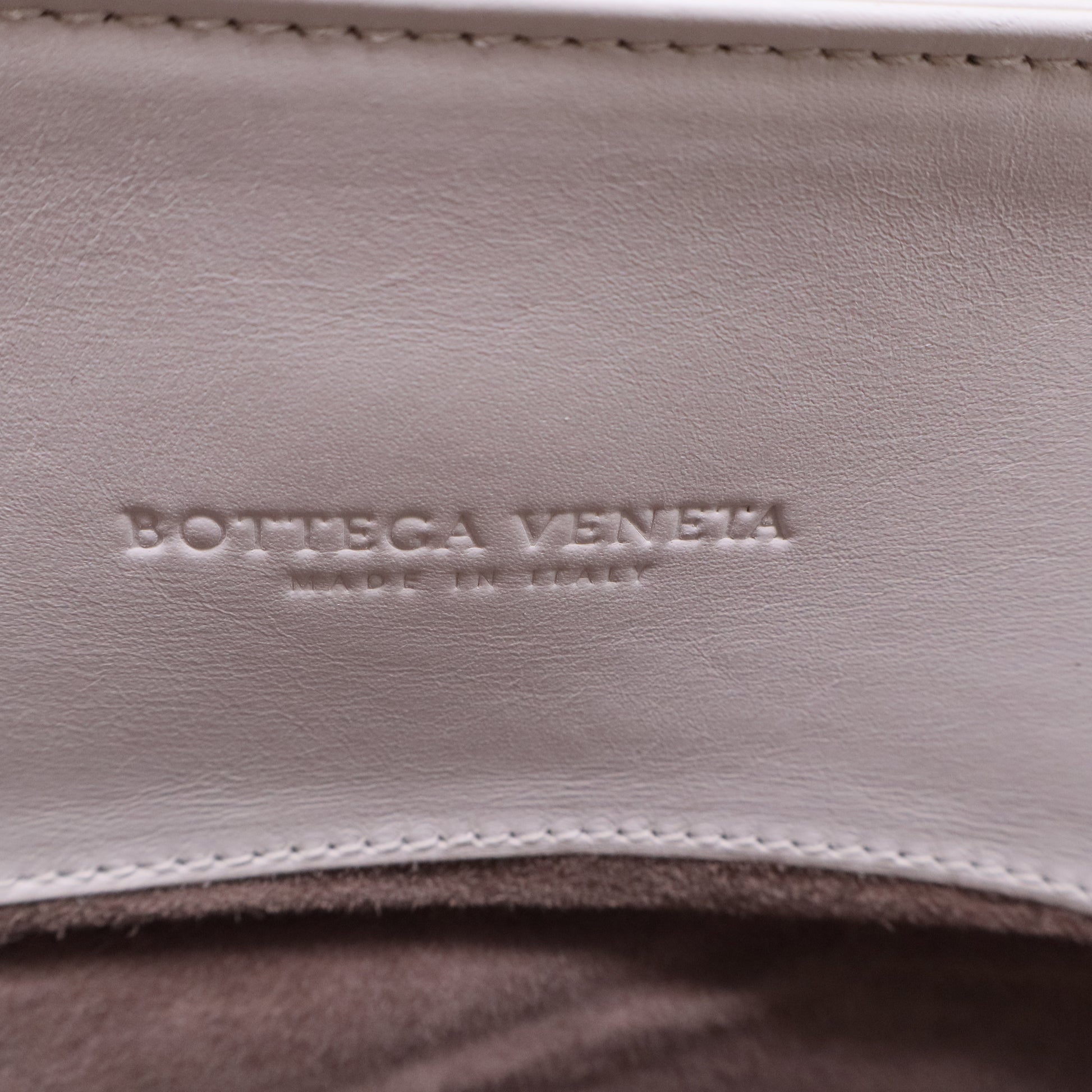 Roma Tote Off White Bag Locker has the key B20109