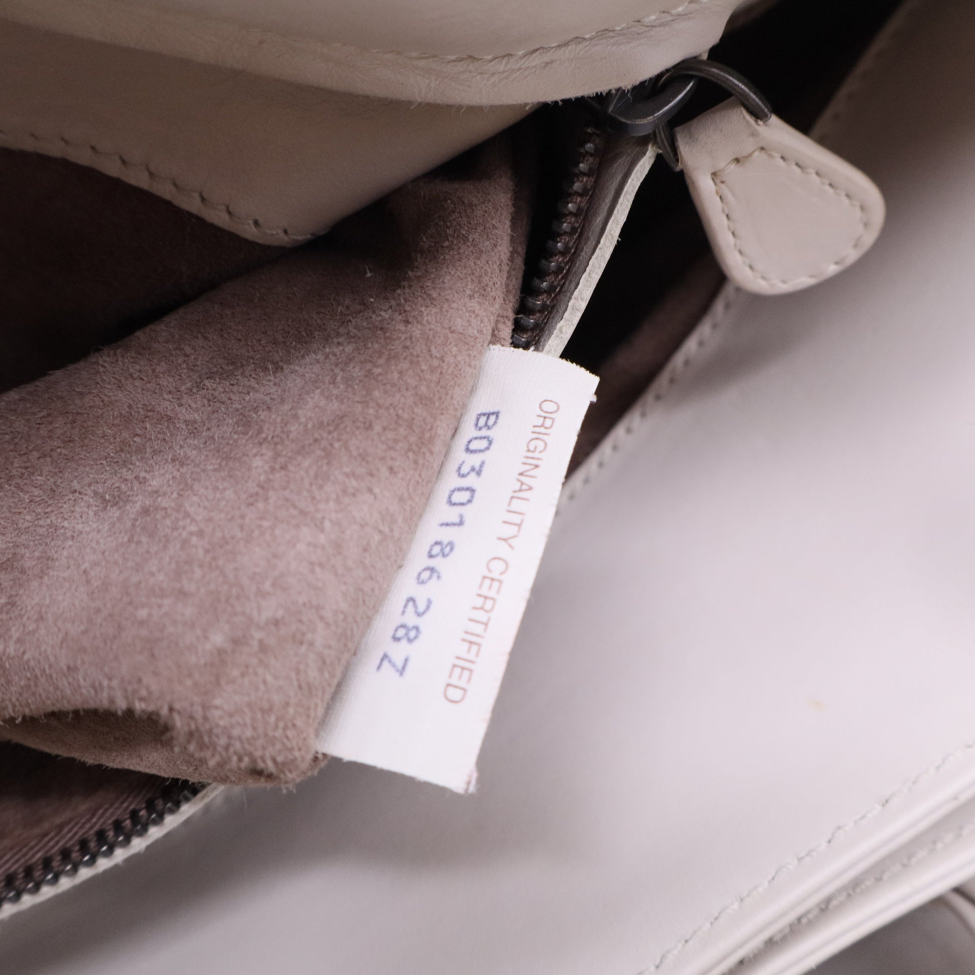 Roma Tote Off White Bag Locker has the key B20109