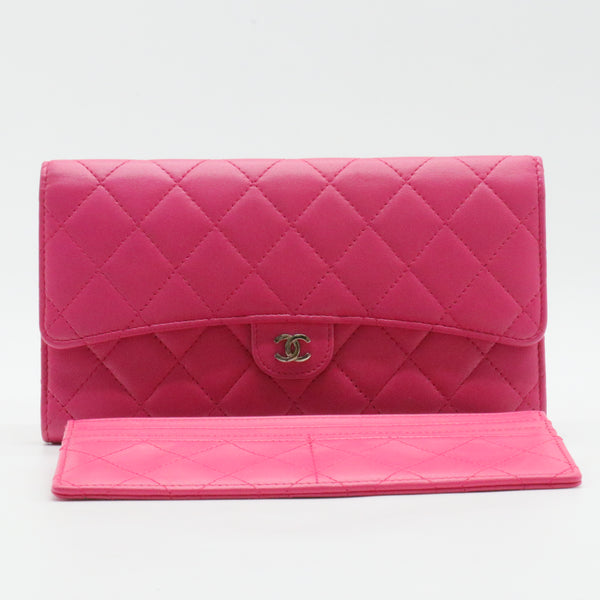 Trifold Classic Flap Wallet Quilted Caviar Medium