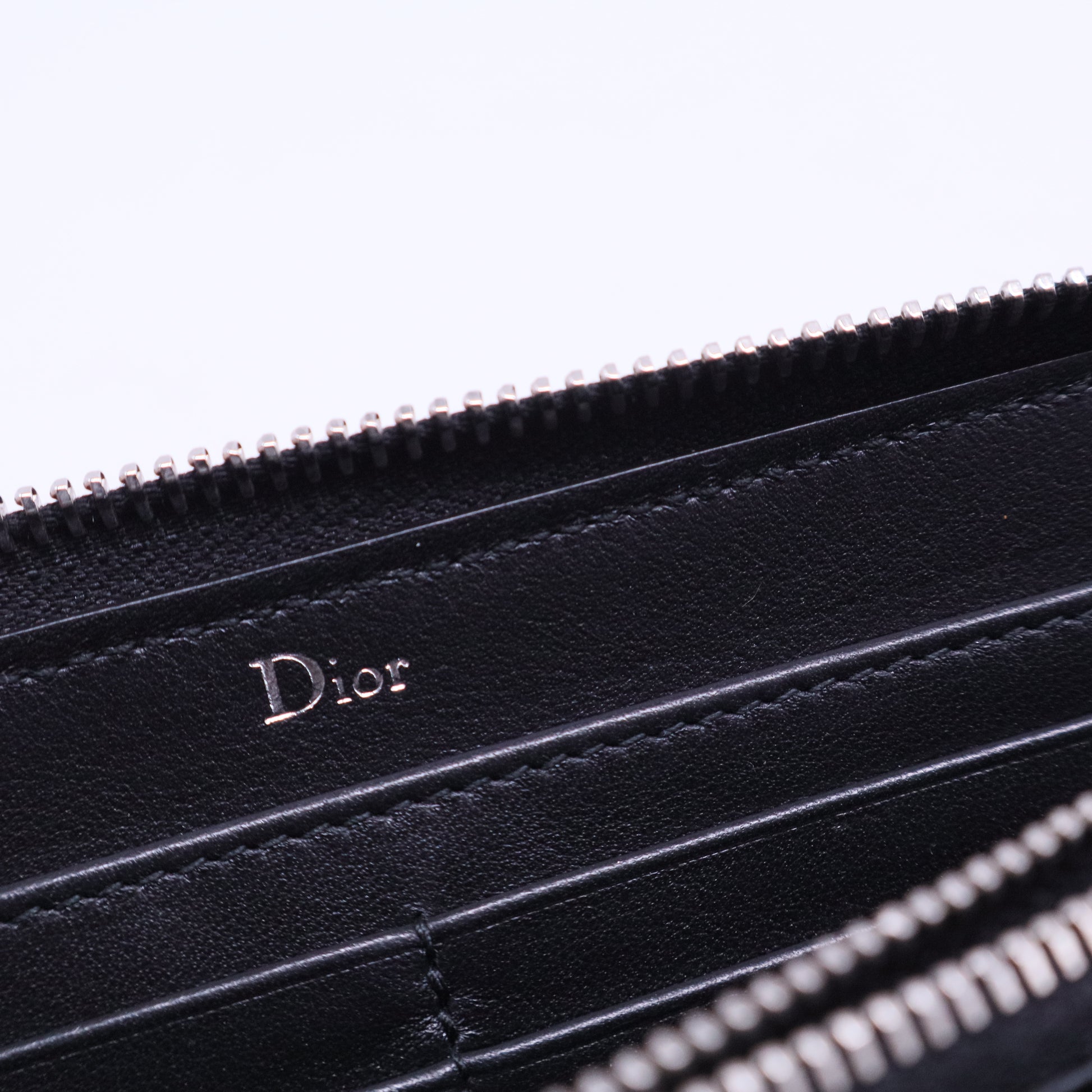 Black leather wallet with a metal bee motif W20553
