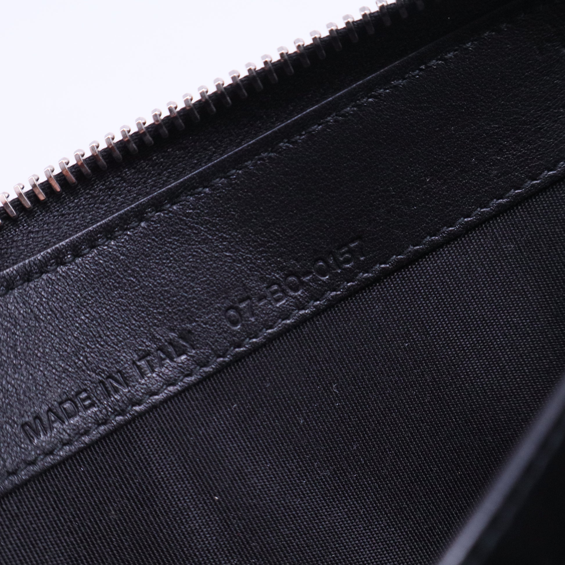 Black leather wallet with a metal bee motif W20553