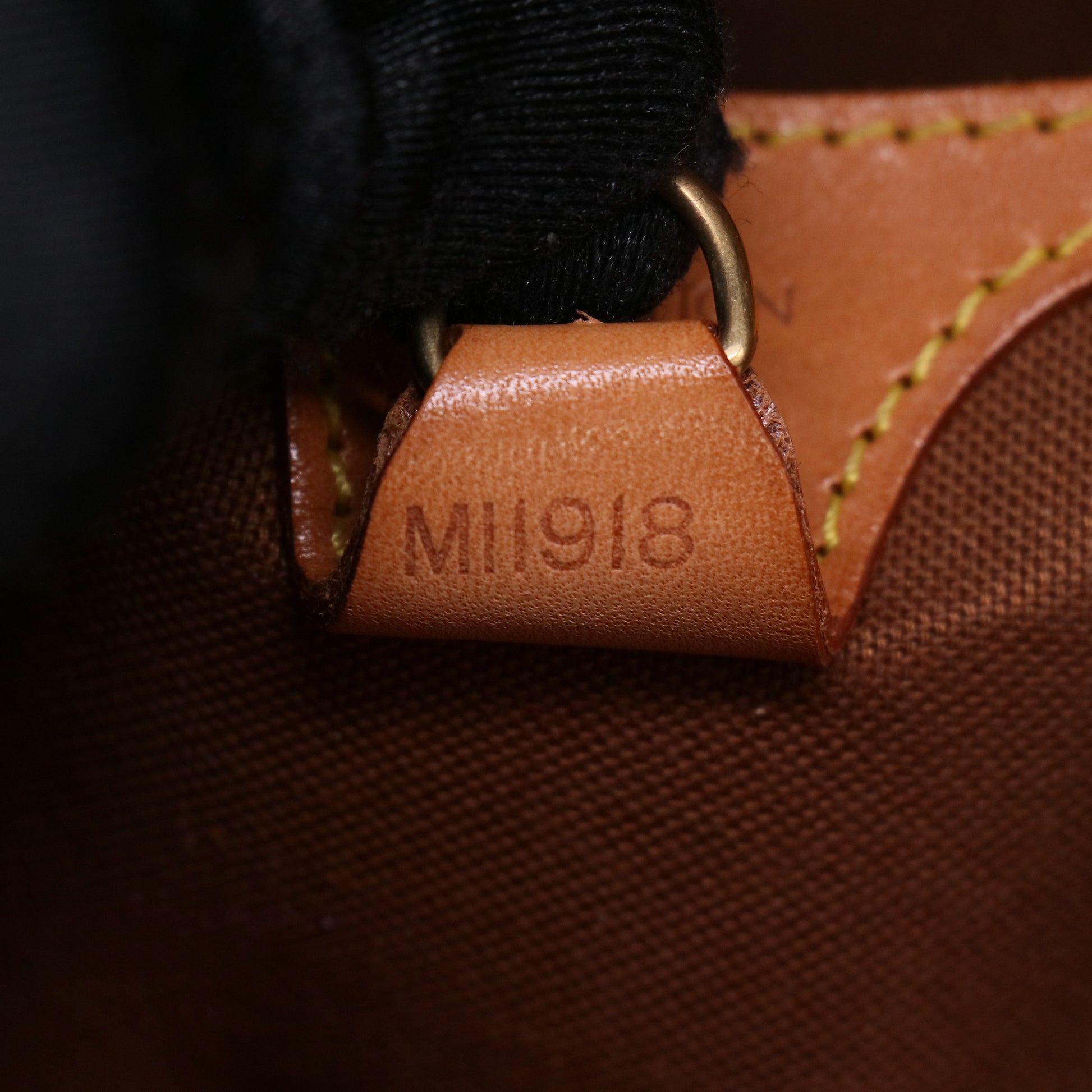Monogram Ellipse MM B23707