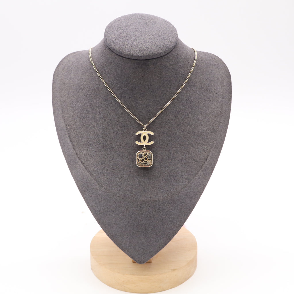 Chanel Vintage Enamel CC Logo and Square Lace Pendant Necklace twins LDJ5548