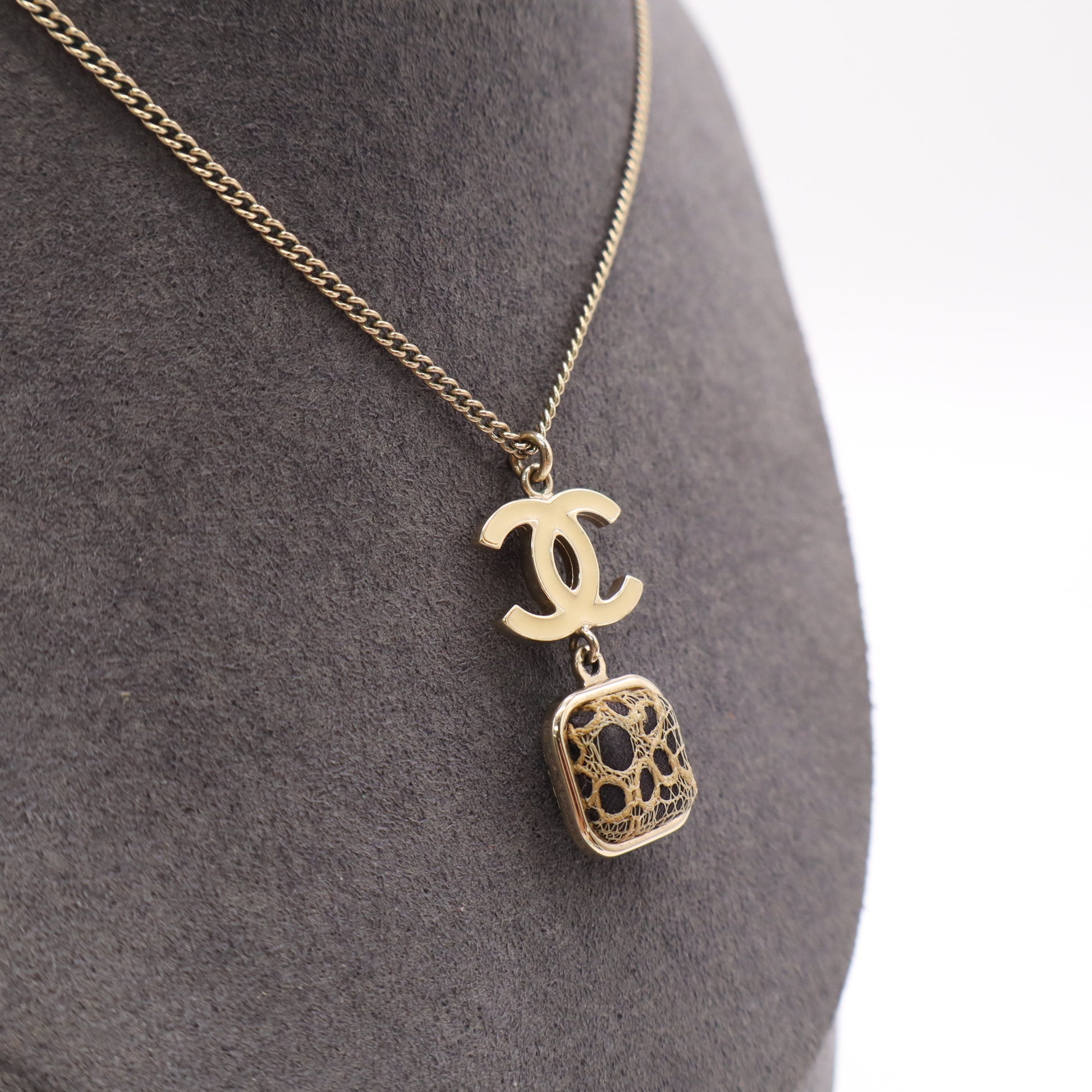 Chanel Vintage Enamel CC Logo and Square Lace Pendant Necklace twins LDJ5548