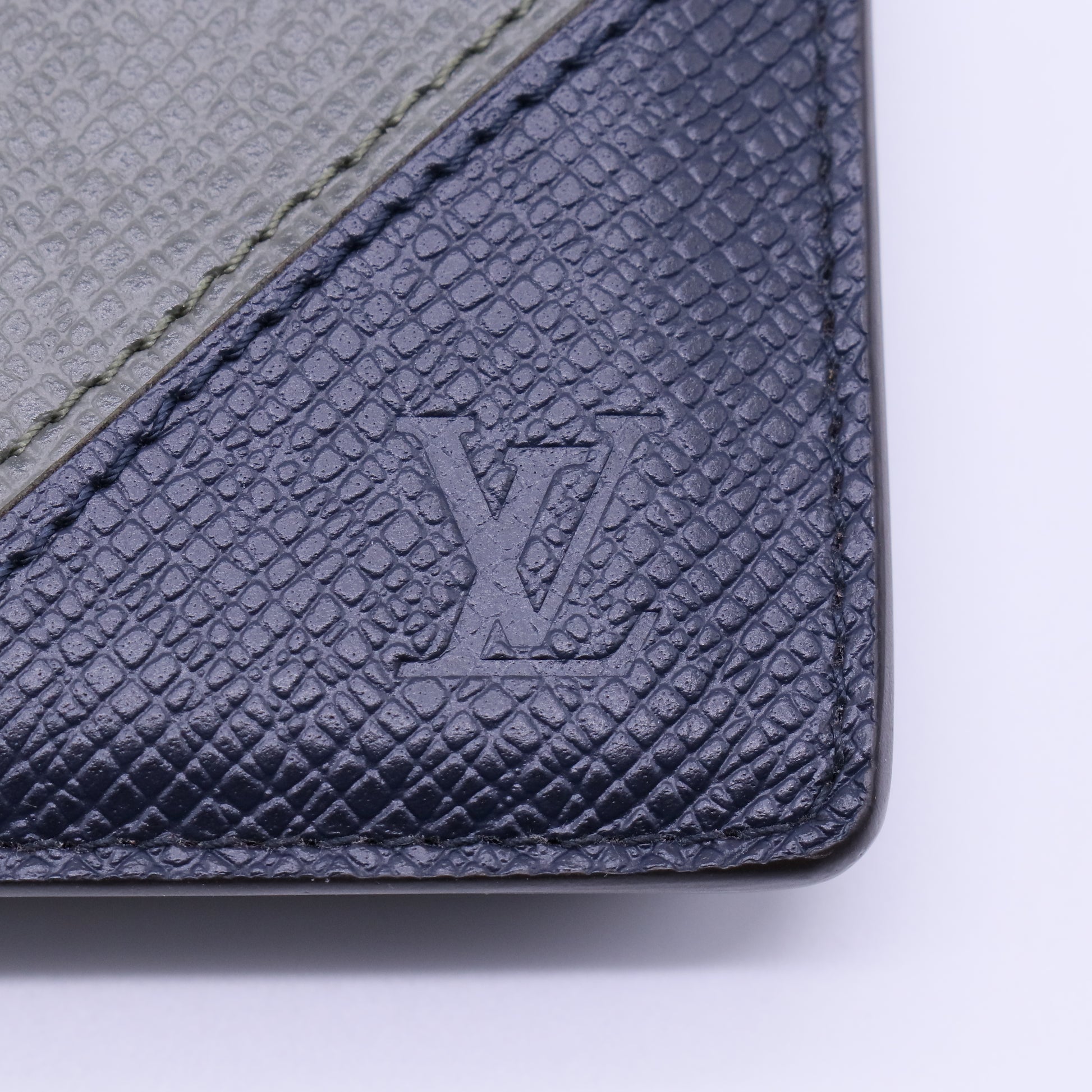 Louis Vuitton Taiga Multiple Wallet W21363