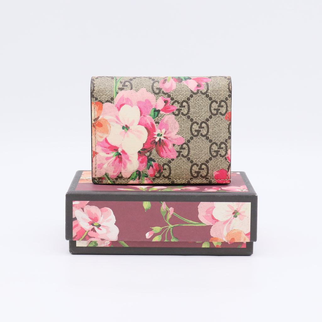 Gucci GG Supreme Monogram Blooms Card Case Wallet in Beige Multicolor Dry Rose (Model 410088) W22558