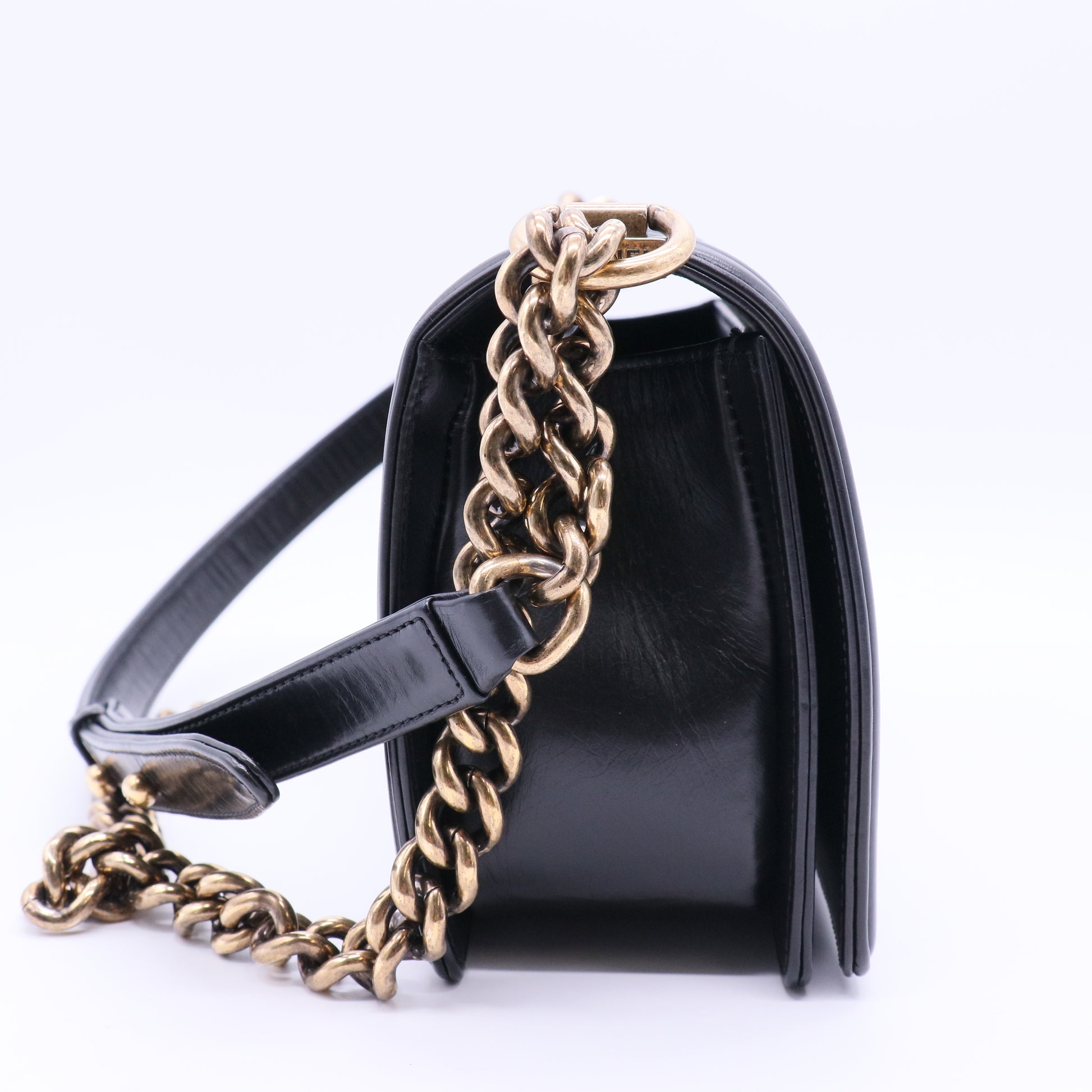 BOY CHANEL Handbag Calfskin & Ruthenium-Gold Metal Black