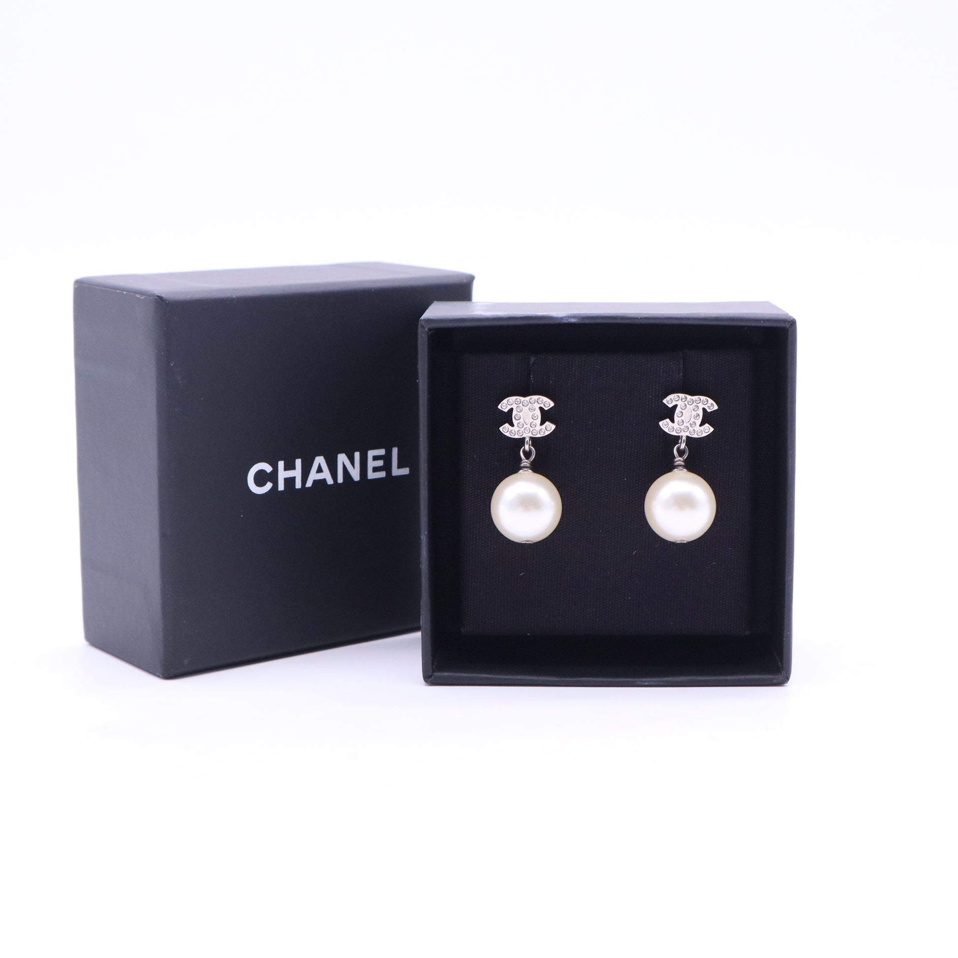 CC Jewelry in White Pearl W20321