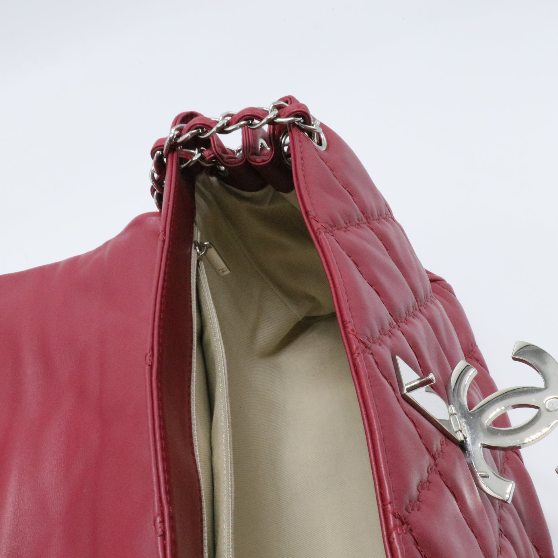 Calfskin Large Hamptons Flap Bag Red