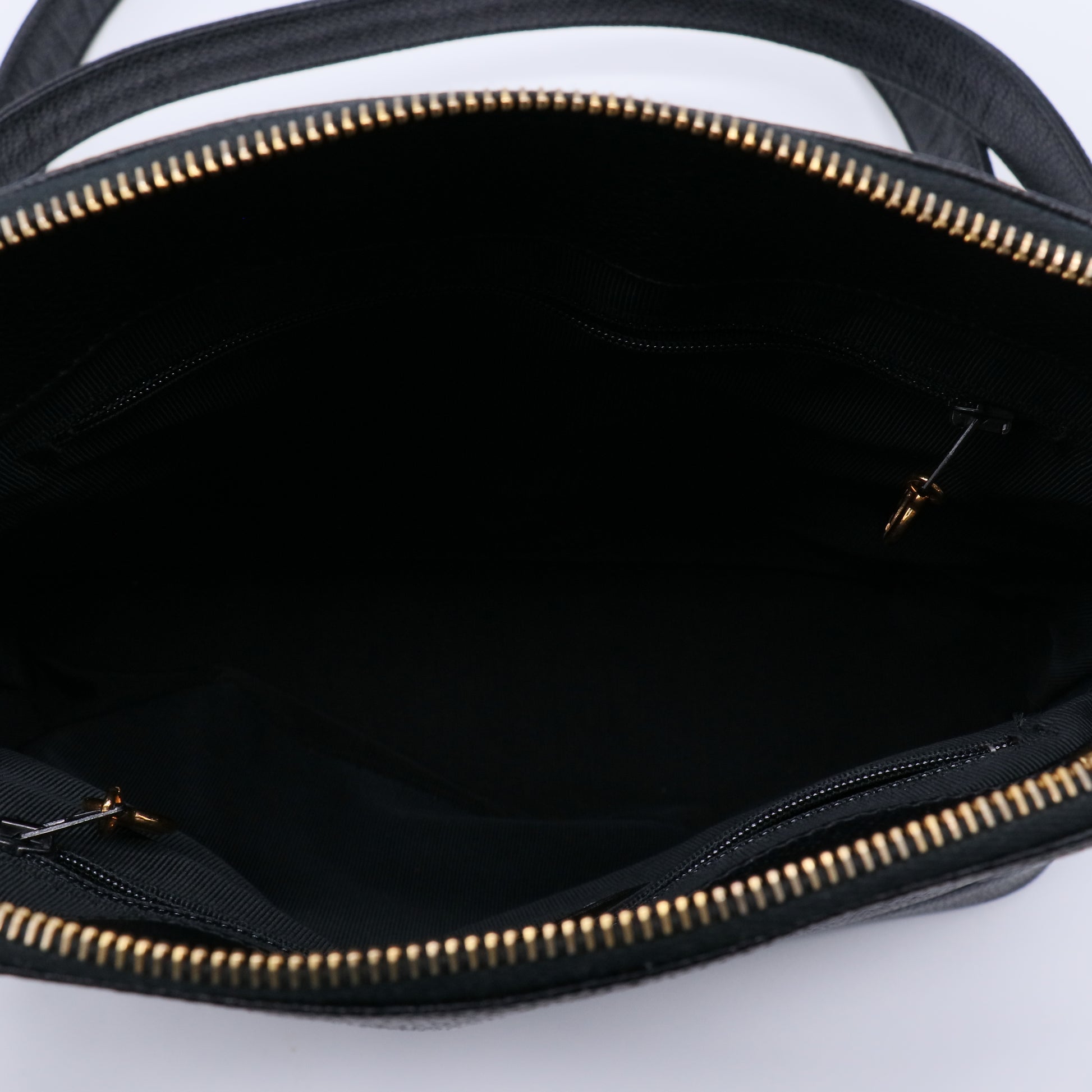 Caviar CC Shoulder Bag B22037