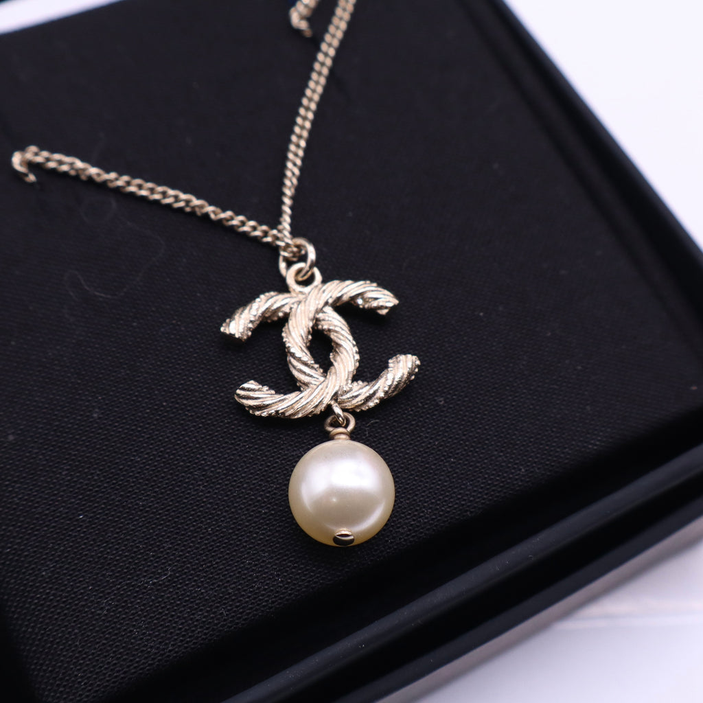 Chanel CC Logo Pendant Necklace Metal twins LDJ3595