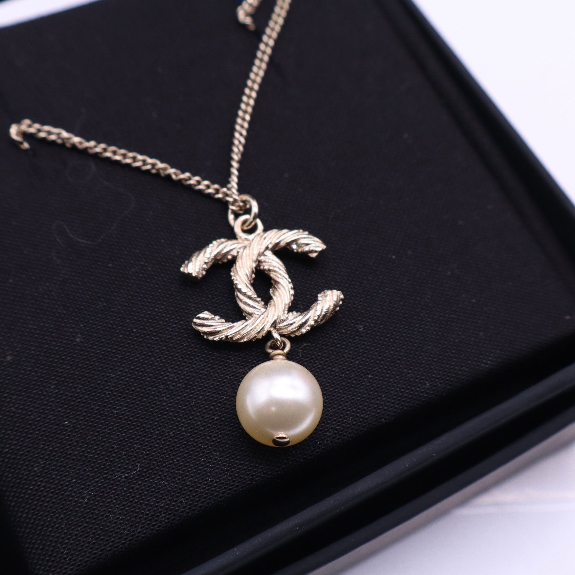 Chanel CC Logo Pendant Necklace Metal twins LDJ3595