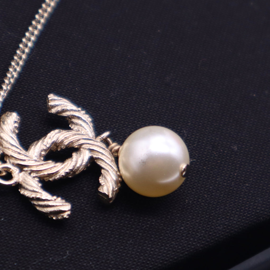 Chanel CC Logo Pendant Necklace Metal twins LDJ3595