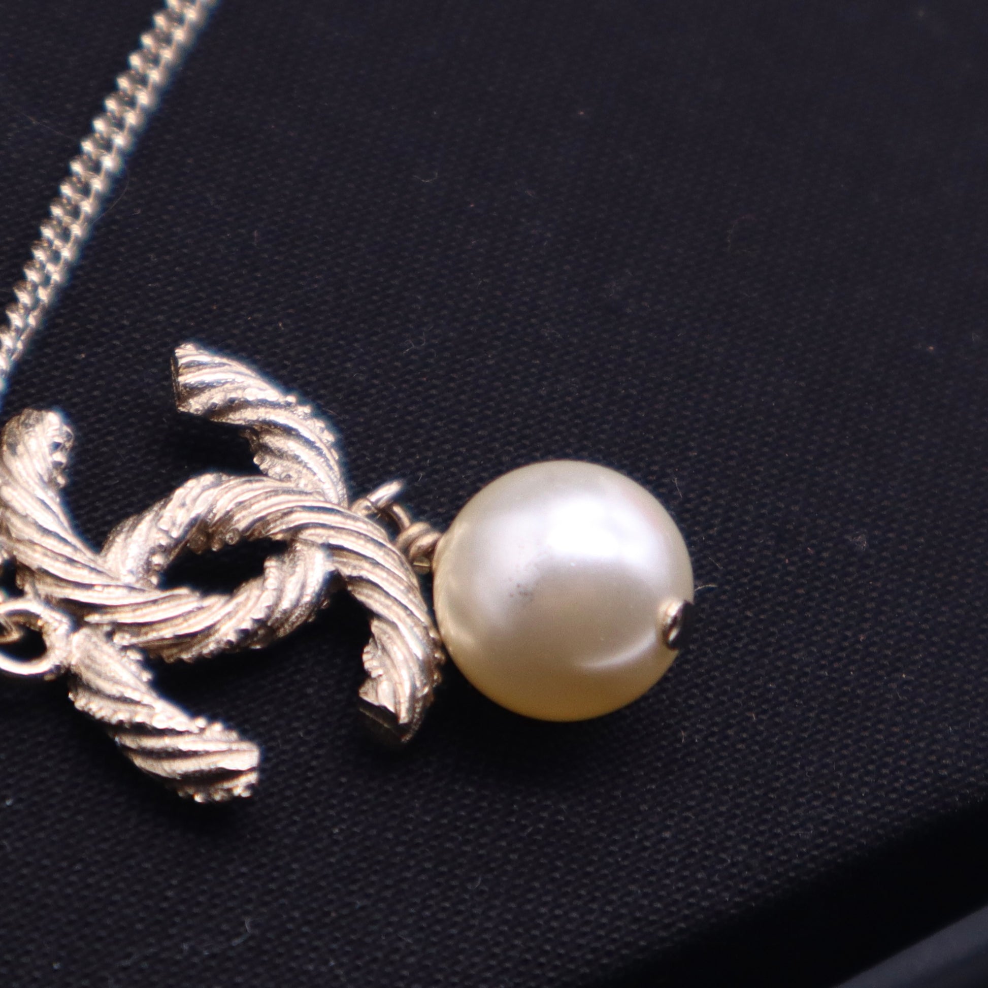 Chanel CC Logo Pendant Necklace Metal twins LDJ3595