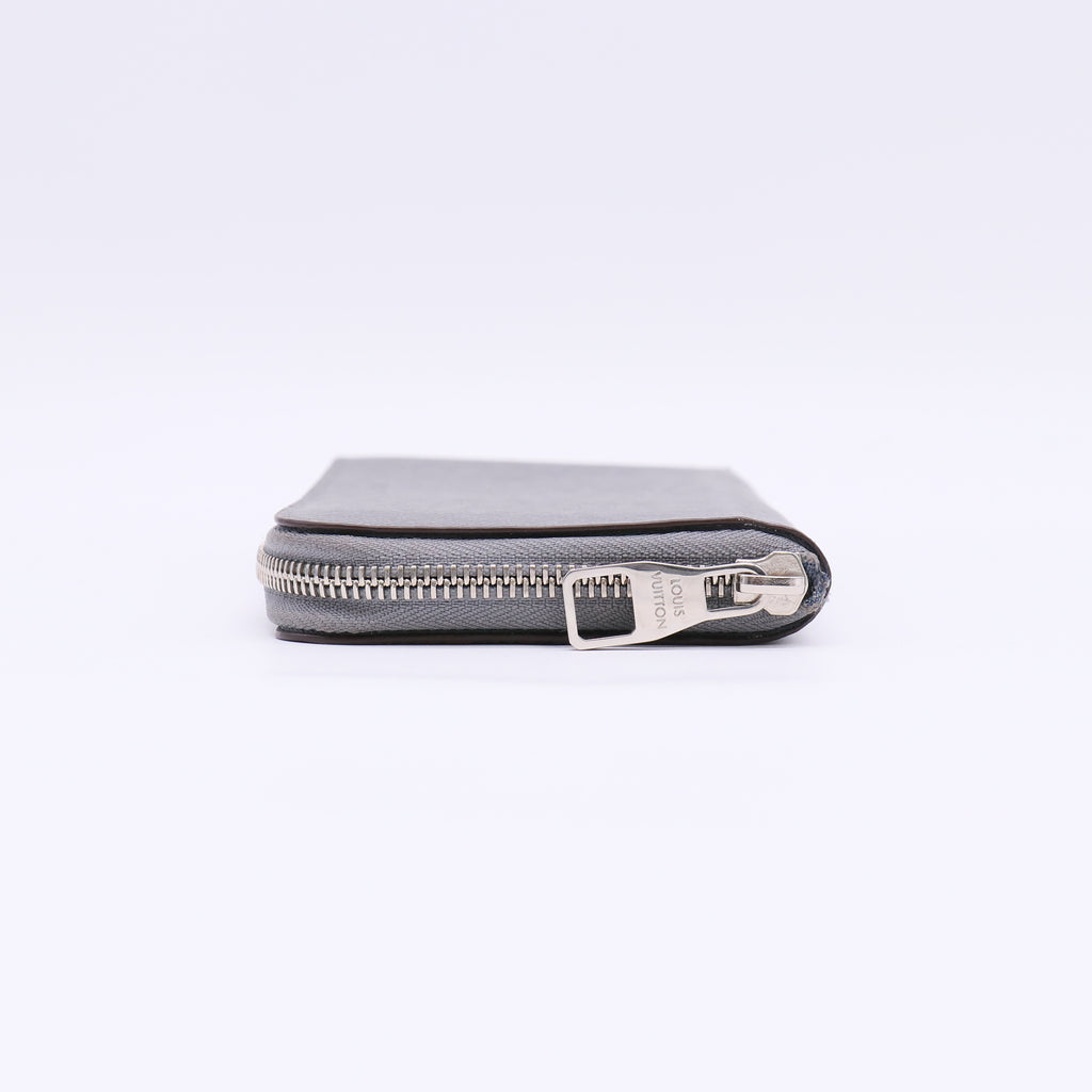 2013 Taiga Leather Zippy Wallet W23042
