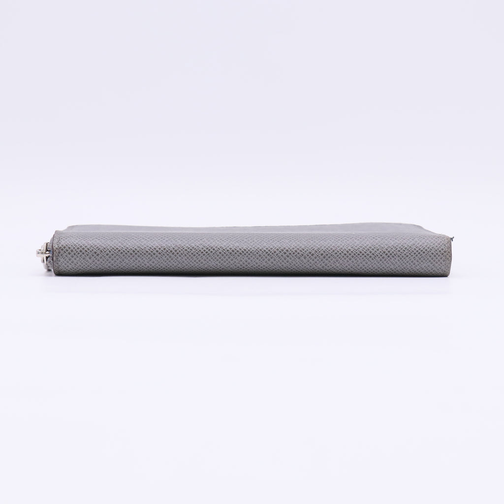 2013 Taiga Leather Zippy Wallet W23042
