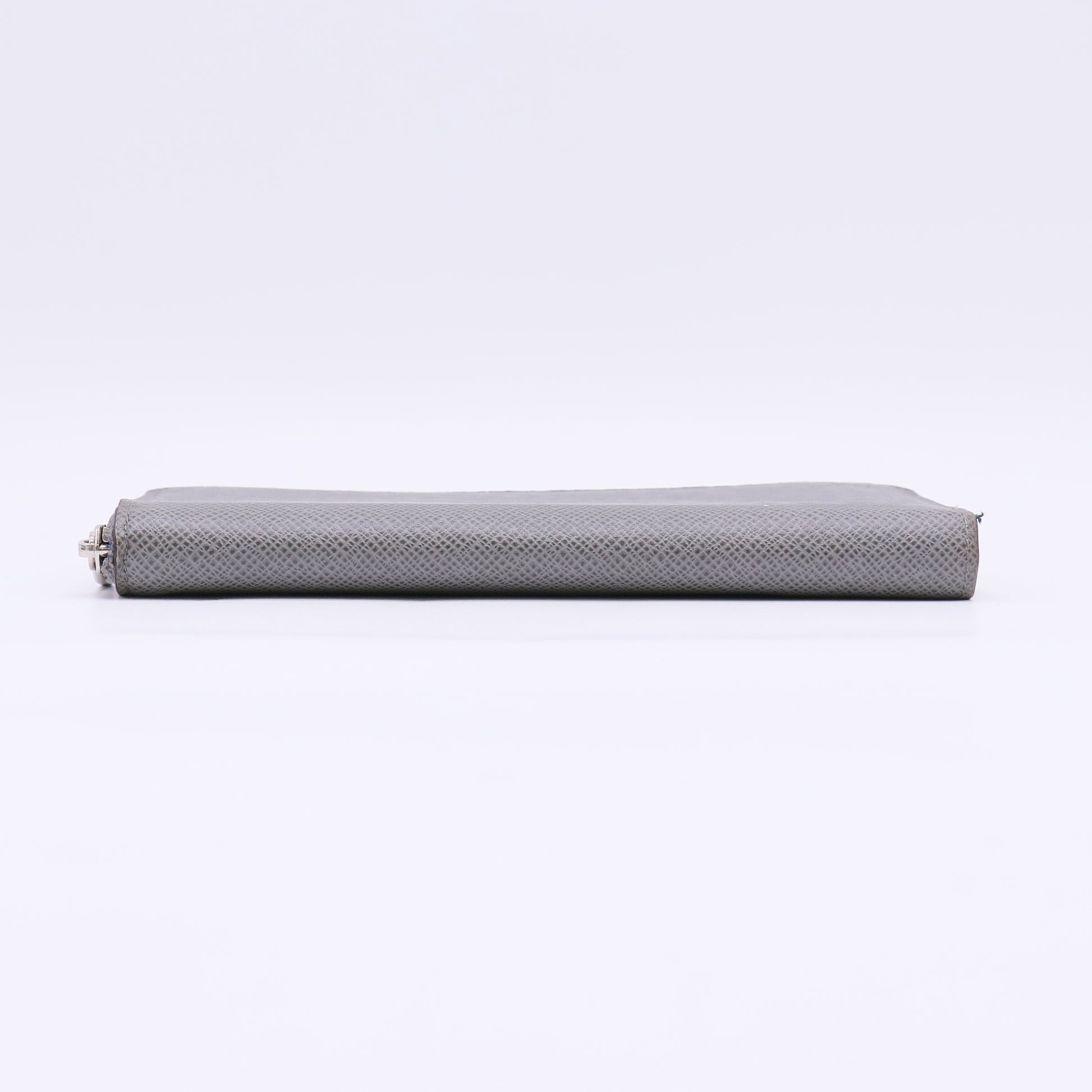 2013 Taiga Leather Zippy Wallet W23042