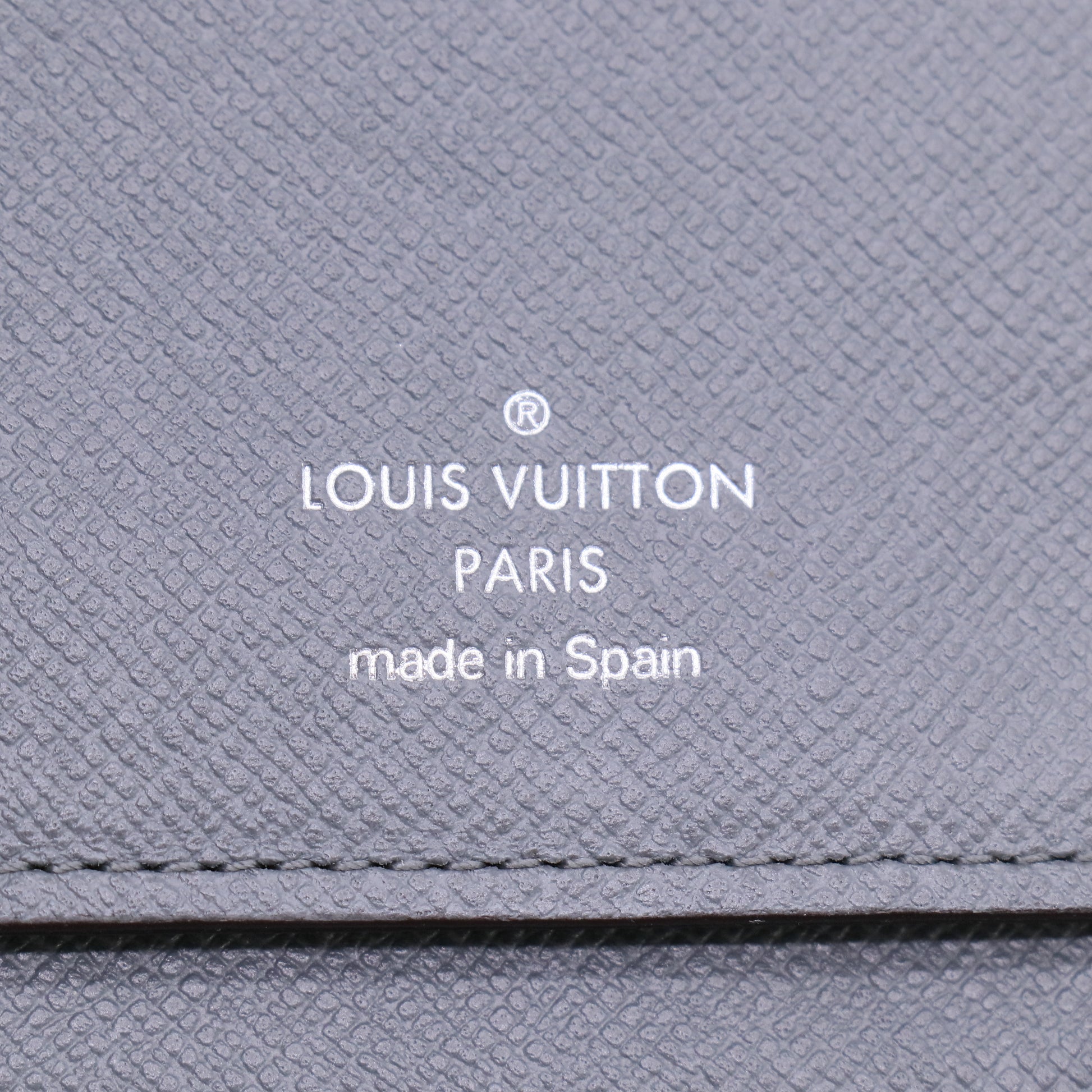 2013 Taiga Leather Zippy Wallet W23042