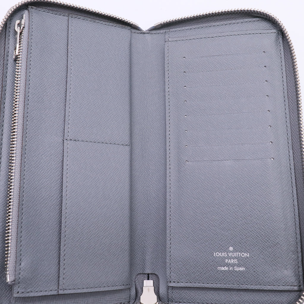2013 Taiga Leather Zippy Wallet W23042