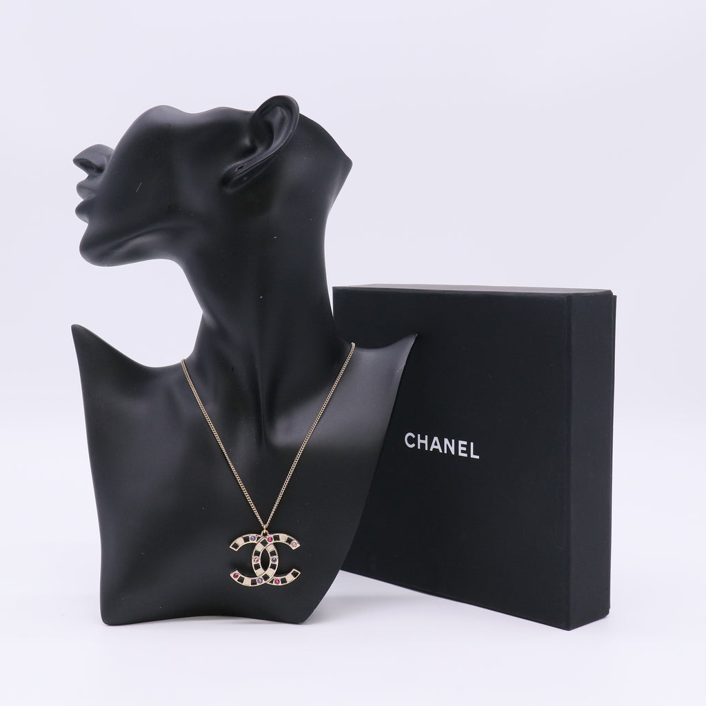 Resin & Strass CC Pendant Necklace W23051