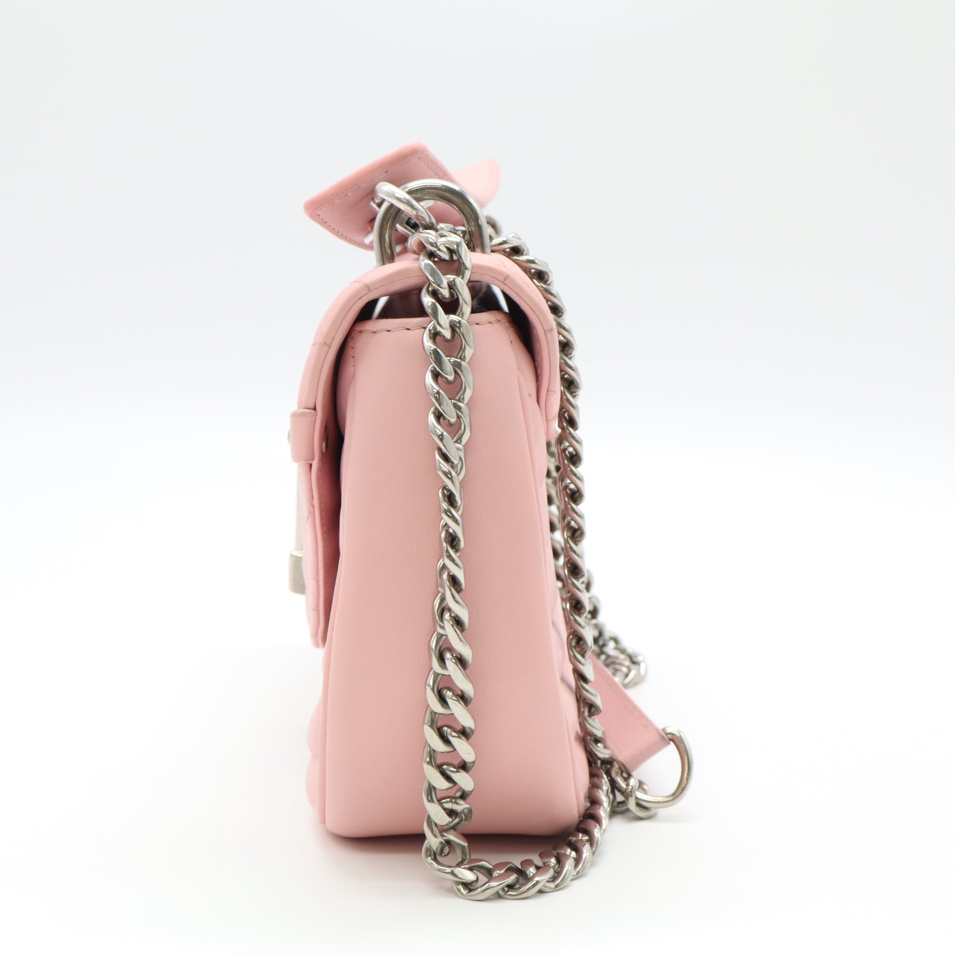 New Wave Chain Bag MM B22390