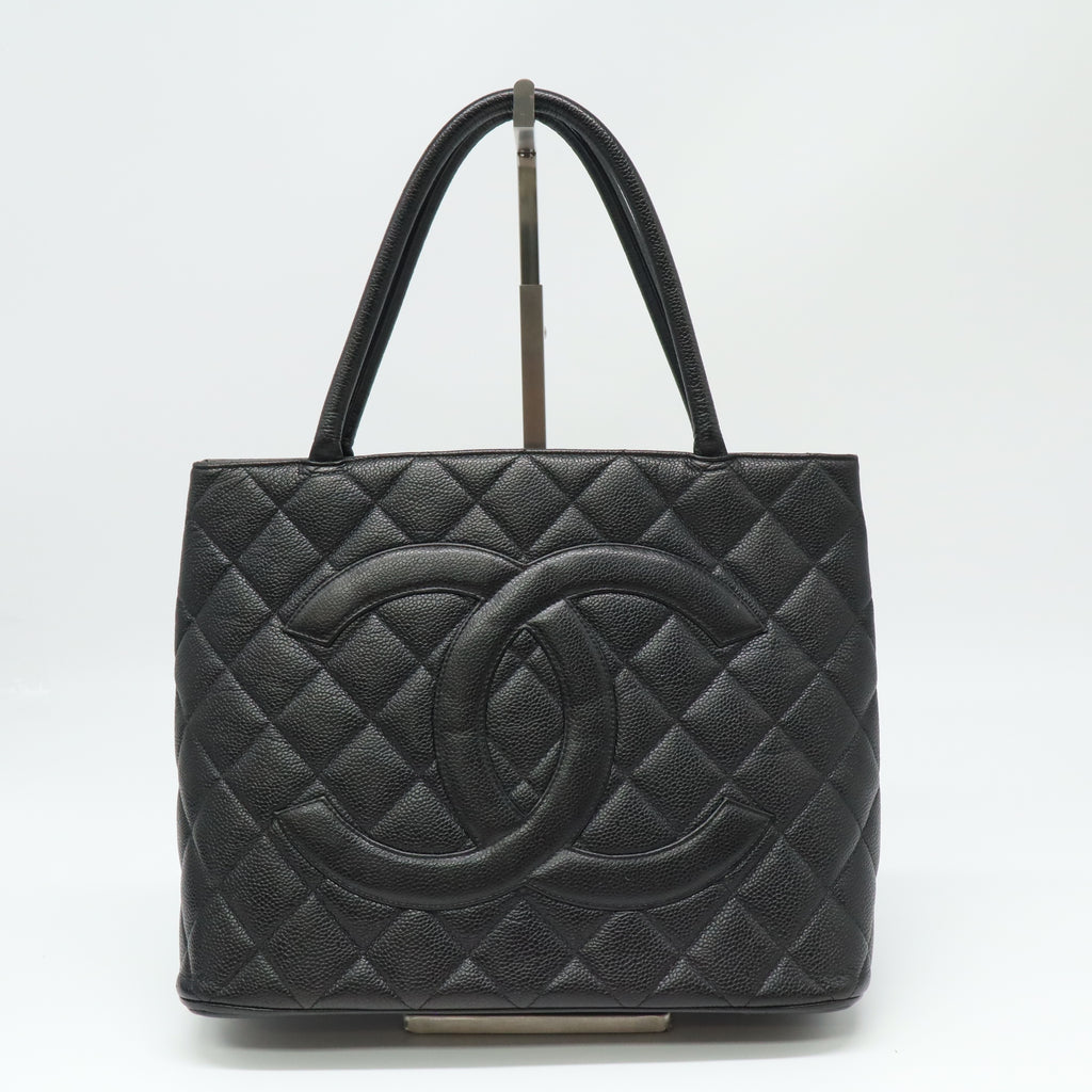 Timeless Medallion Tote B22471