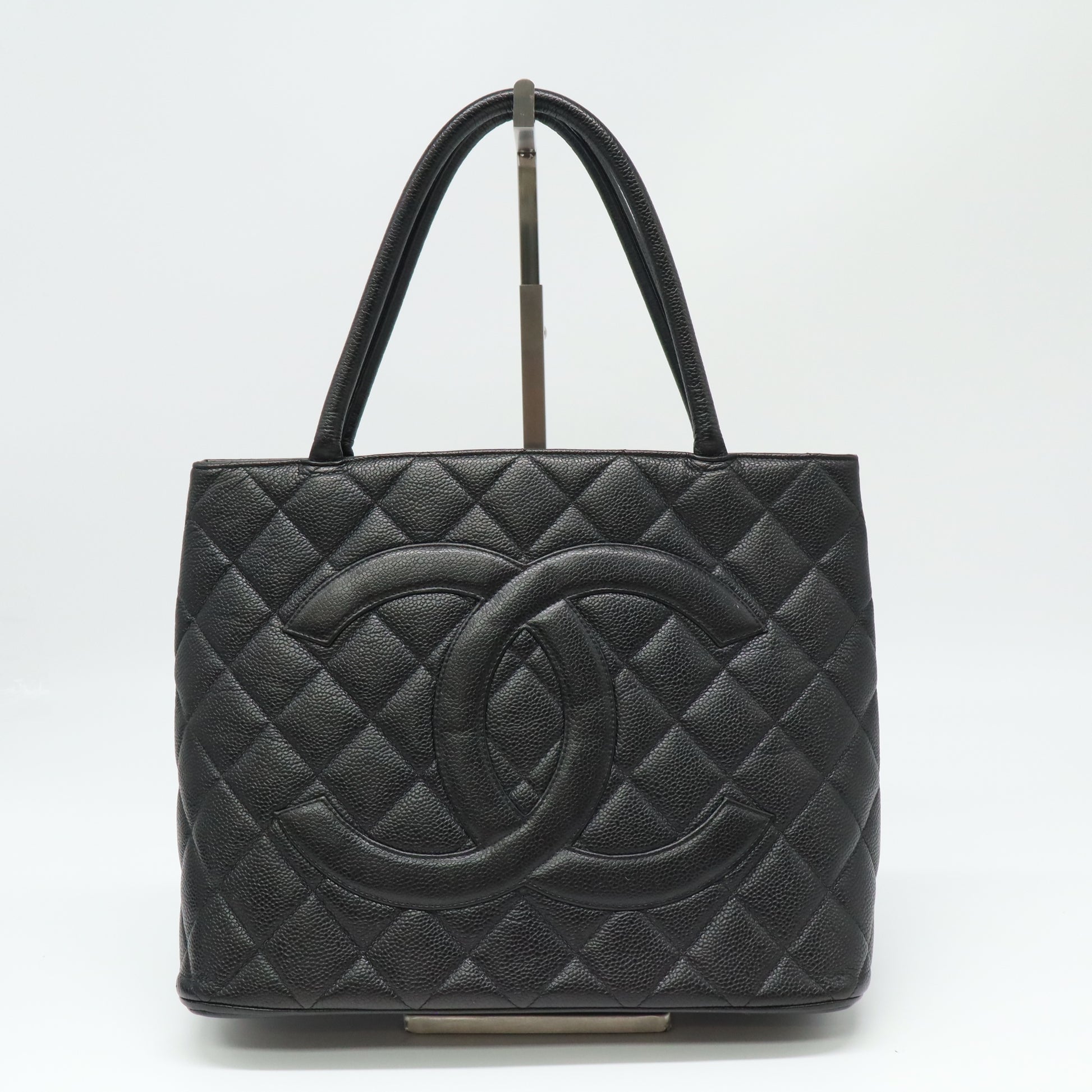Timeless Medallion Tote B22471