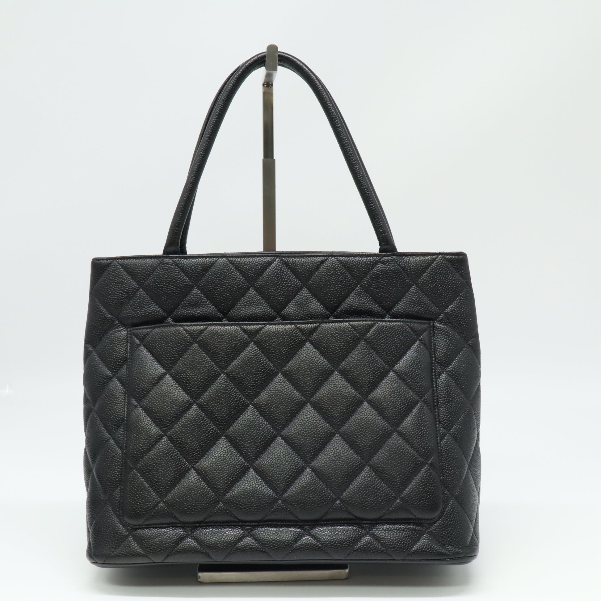 Timeless Medallion Tote B22471