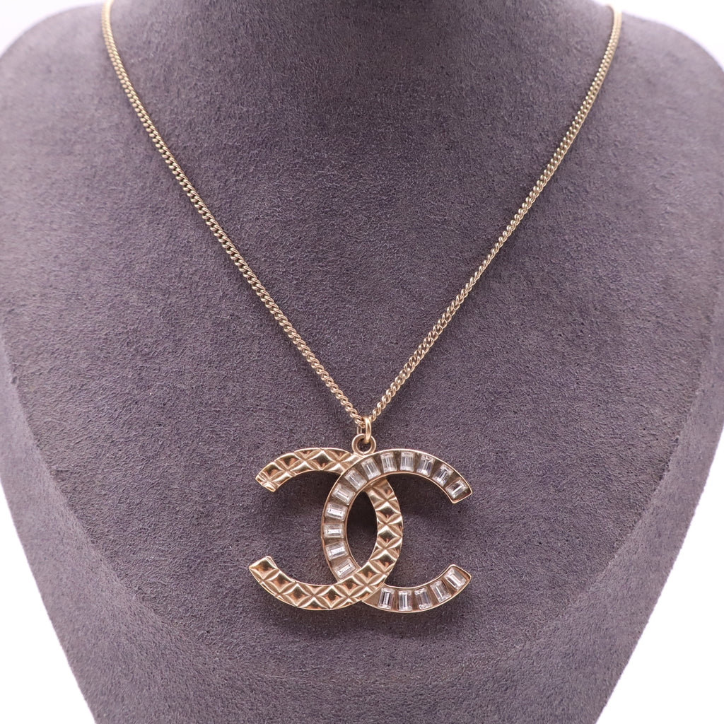 Chanel Baguette Crystal Quilted CC Pendant Necklace Gold twins W21532