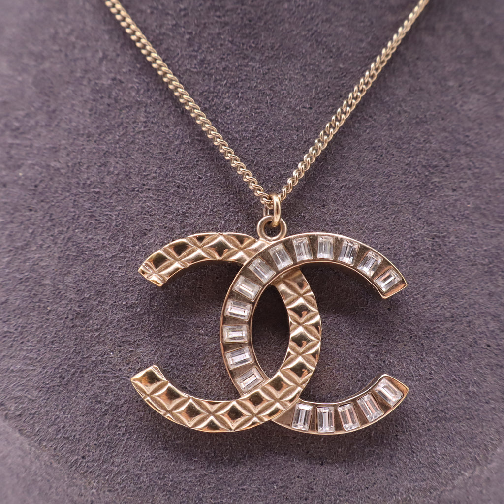 Chanel Baguette Crystal Quilted CC Pendant Necklace Gold twins W21532