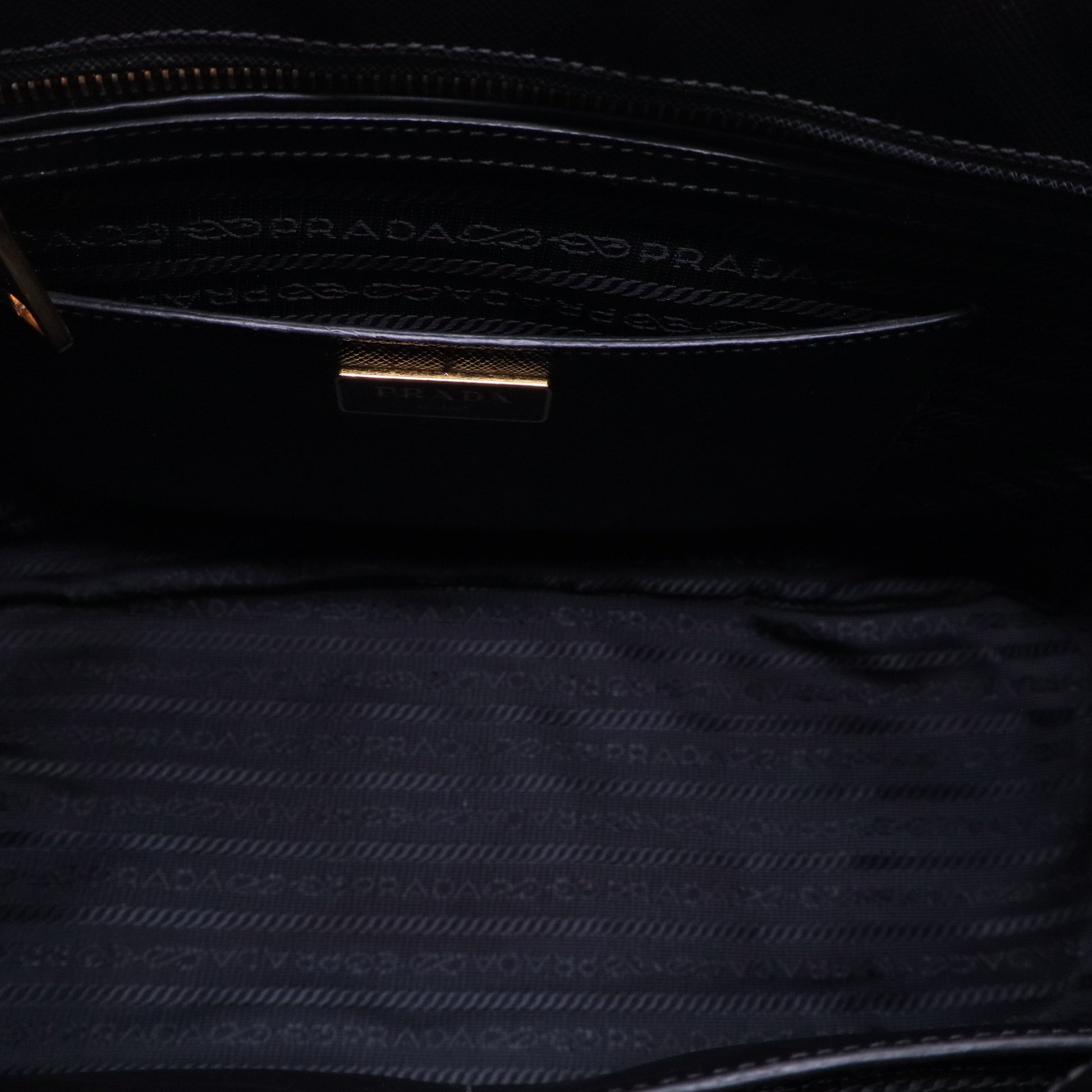 Saffiano Lux Medium Galleria Double Zip Black B20192