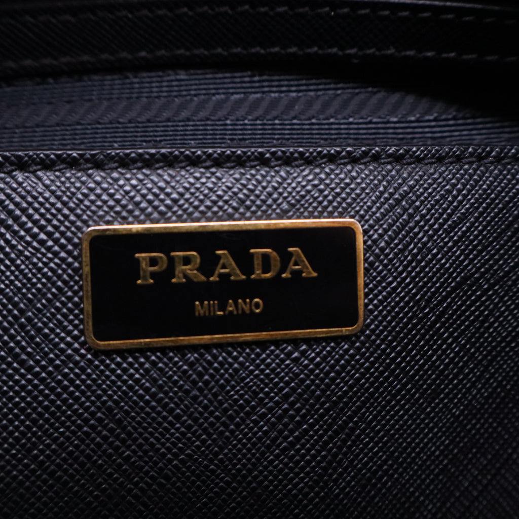 Saffiano Lux Medium Galleria Double Zip Black B20192