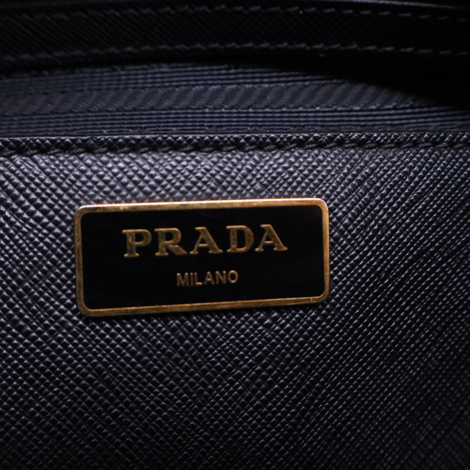 Saffiano Lux Medium Galleria Double Zip Black B20192