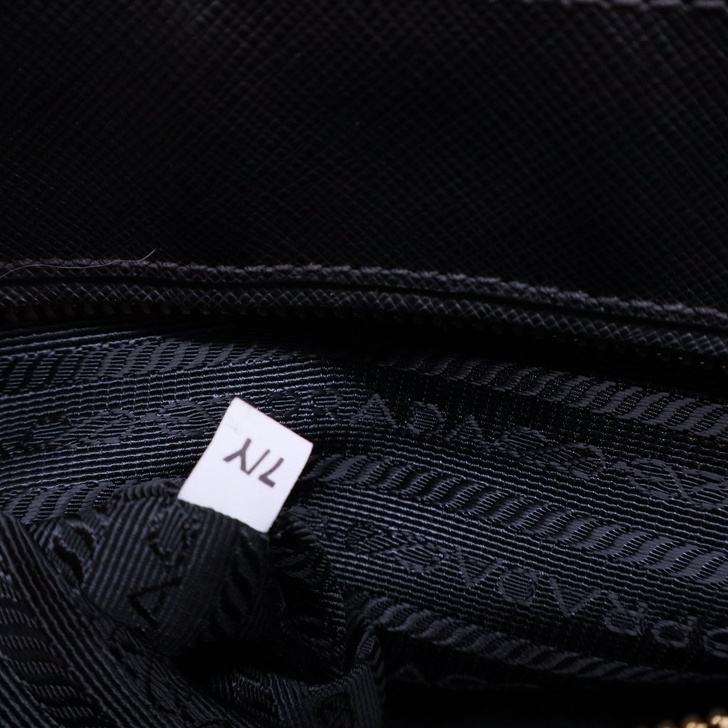 Saffiano Lux Medium Galleria Double Zip Black B20192