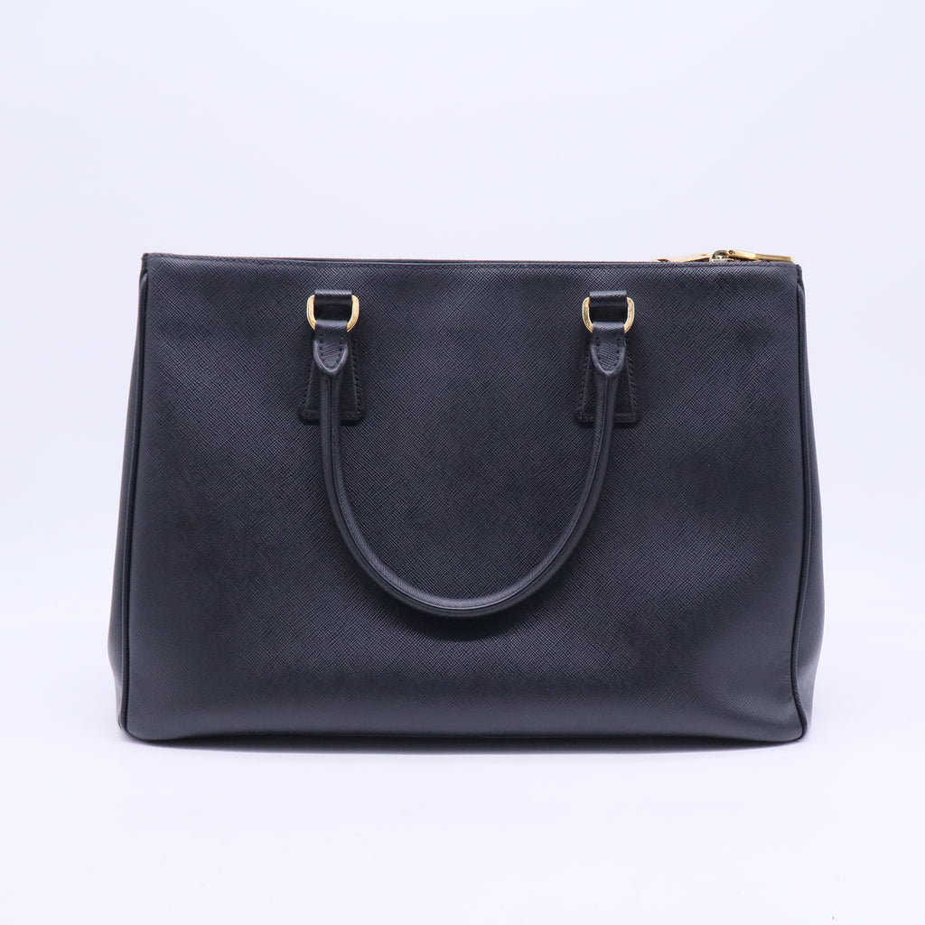 Saffiano Lux Medium Galleria Double Zip Black B20192