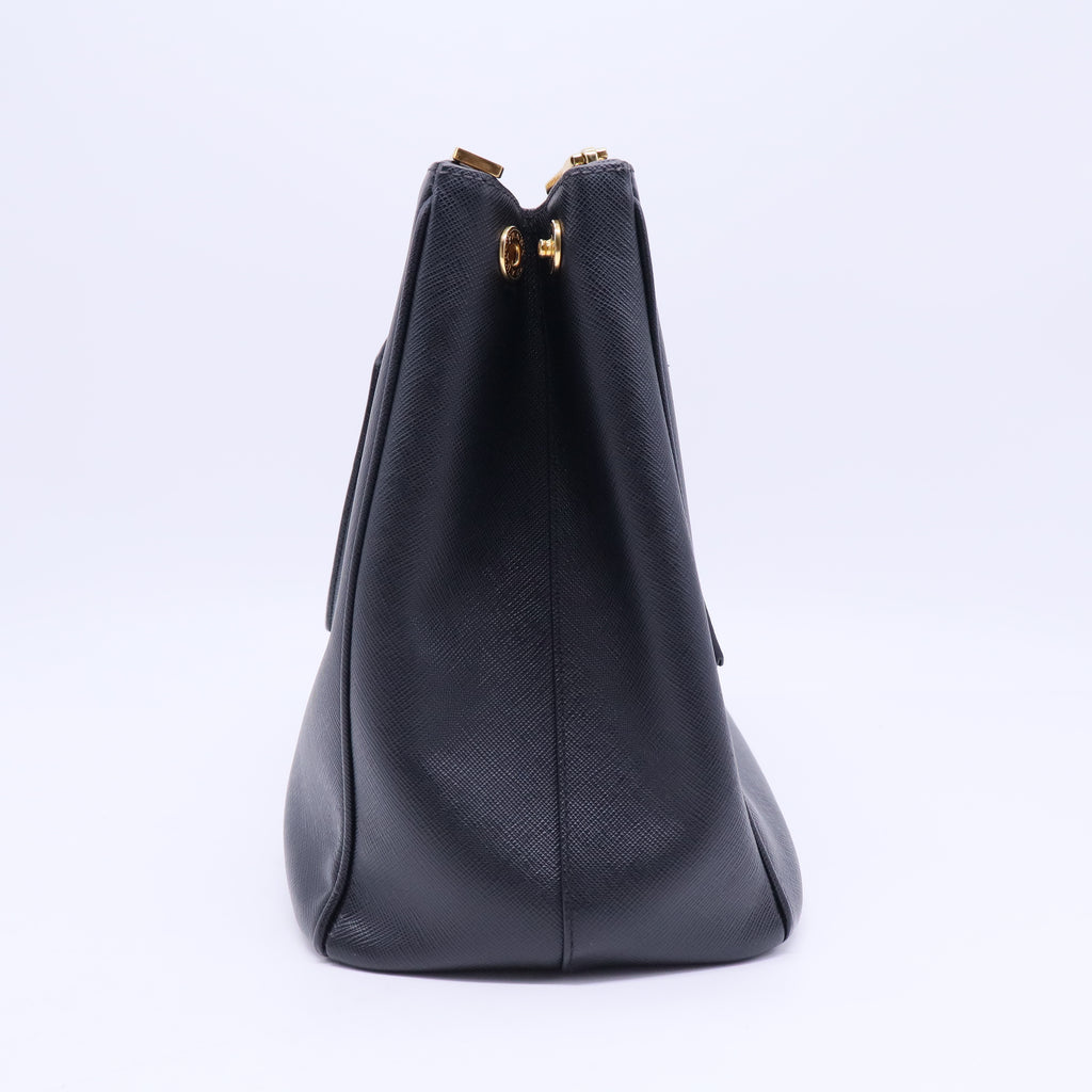Saffiano Lux Medium Galleria Double Zip Black B20192