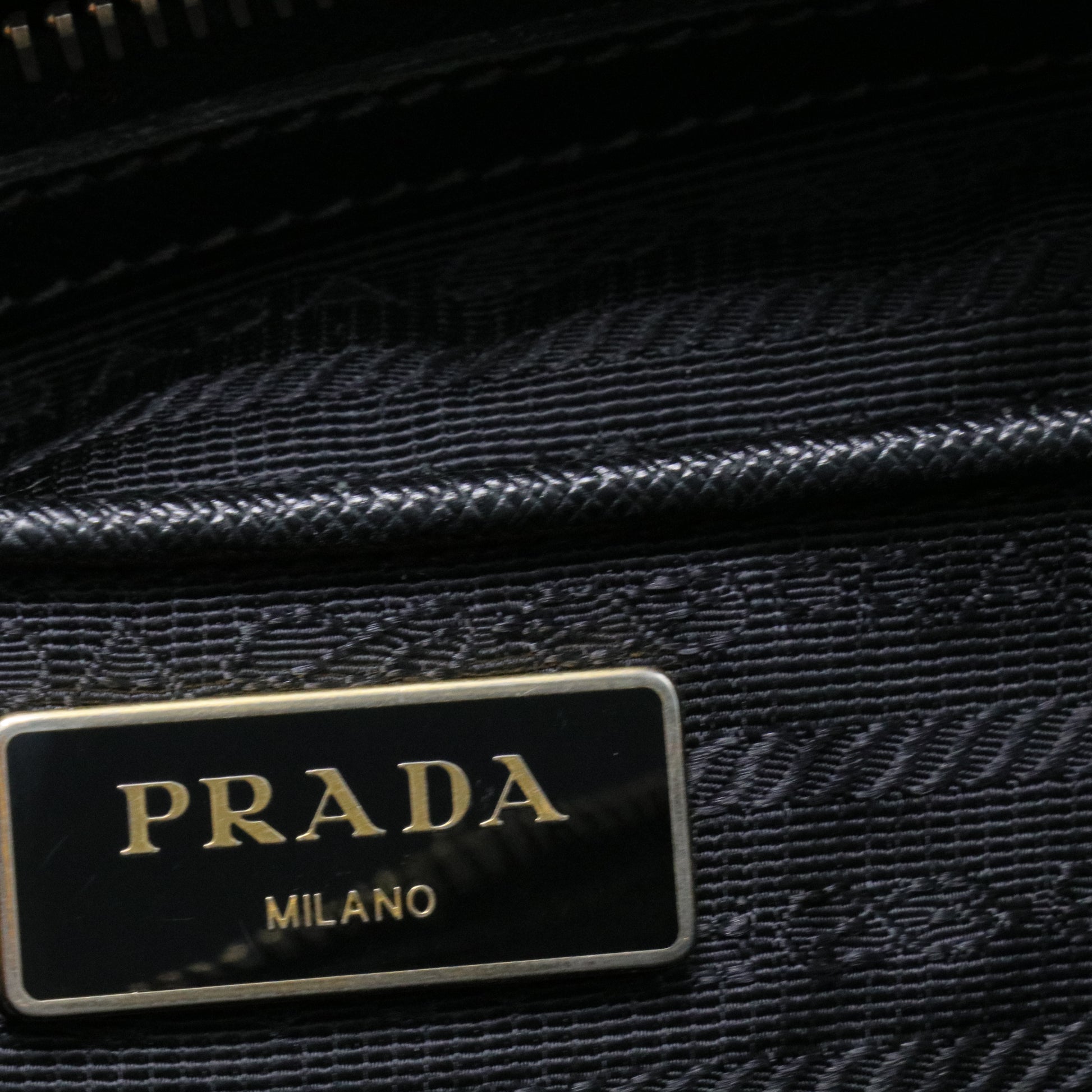 Saffiano Medium Galleria Double Zip Tote Black