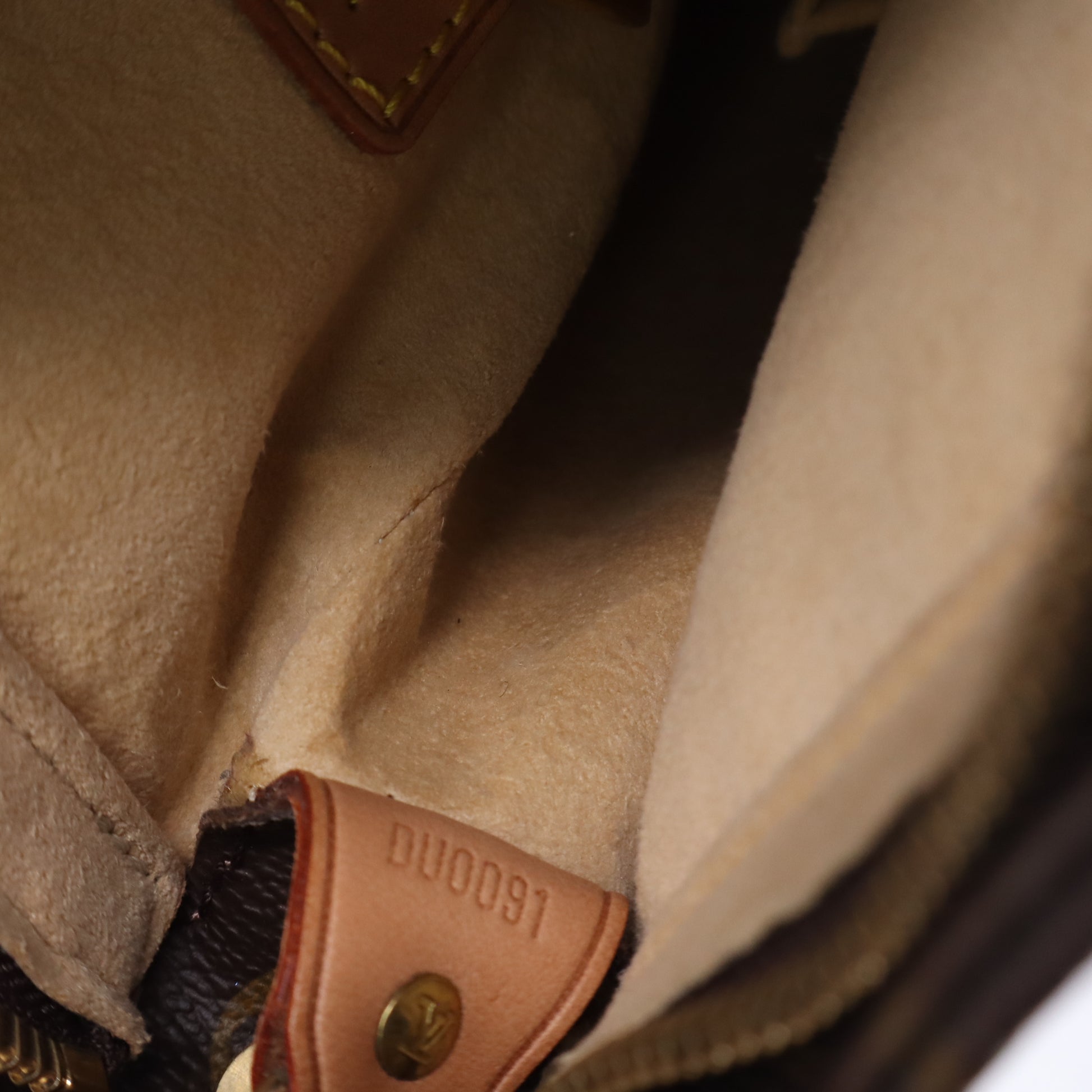 Louis Vuitton Monogram Looping GM B24008