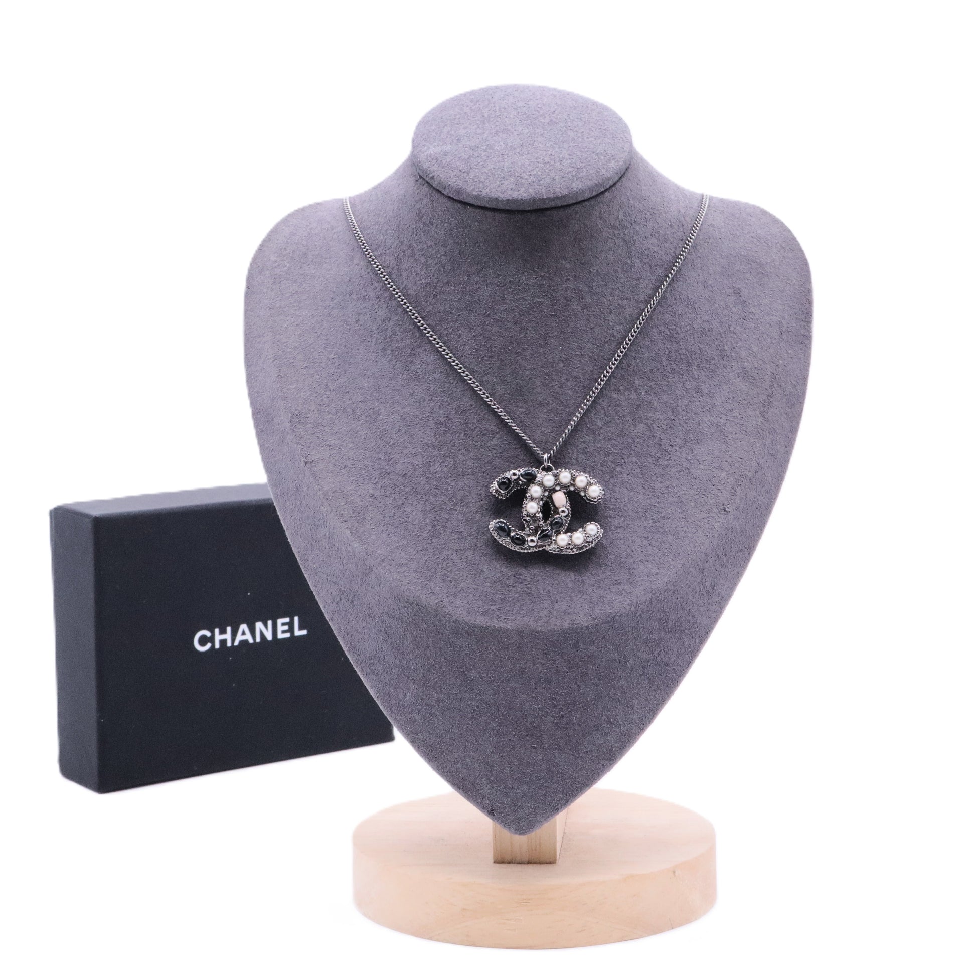CC Logo Black Bead Faux Pearl Necklace