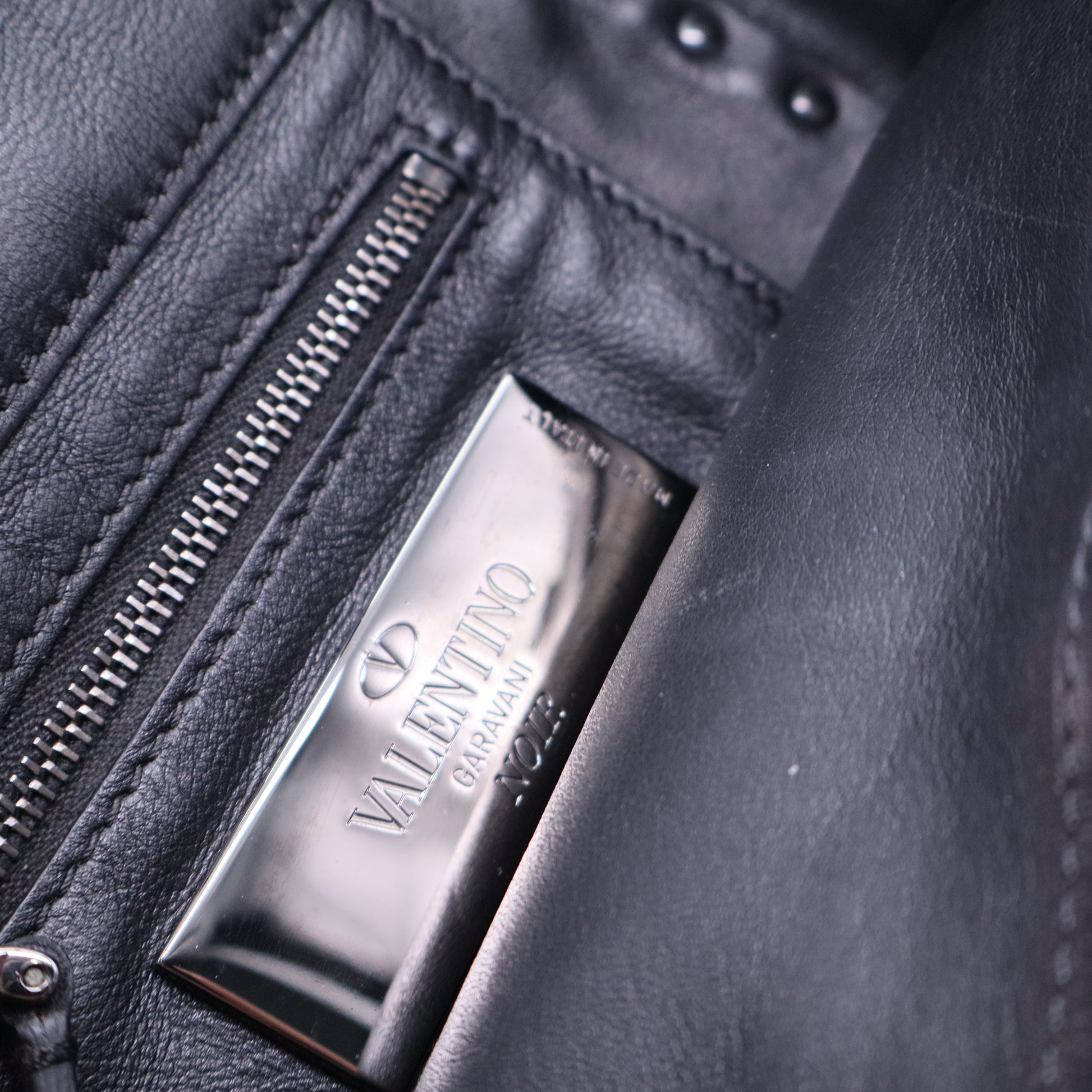 Rockstud leather crossbody bag B20180