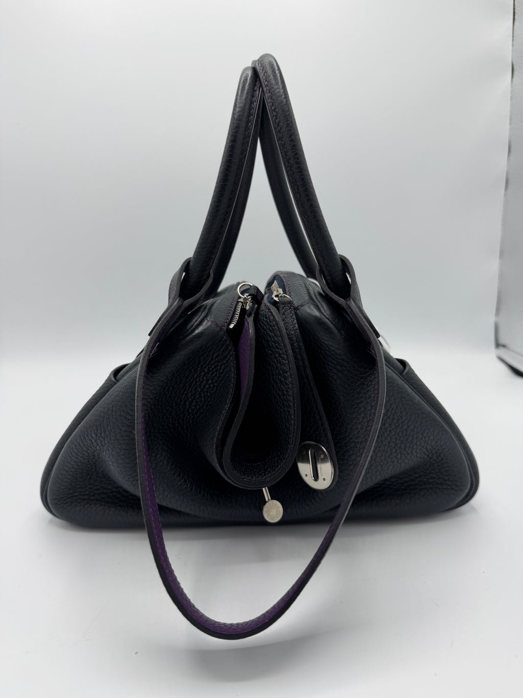 Lindy 26 shoulder bag in black Taurillon Clemence leather