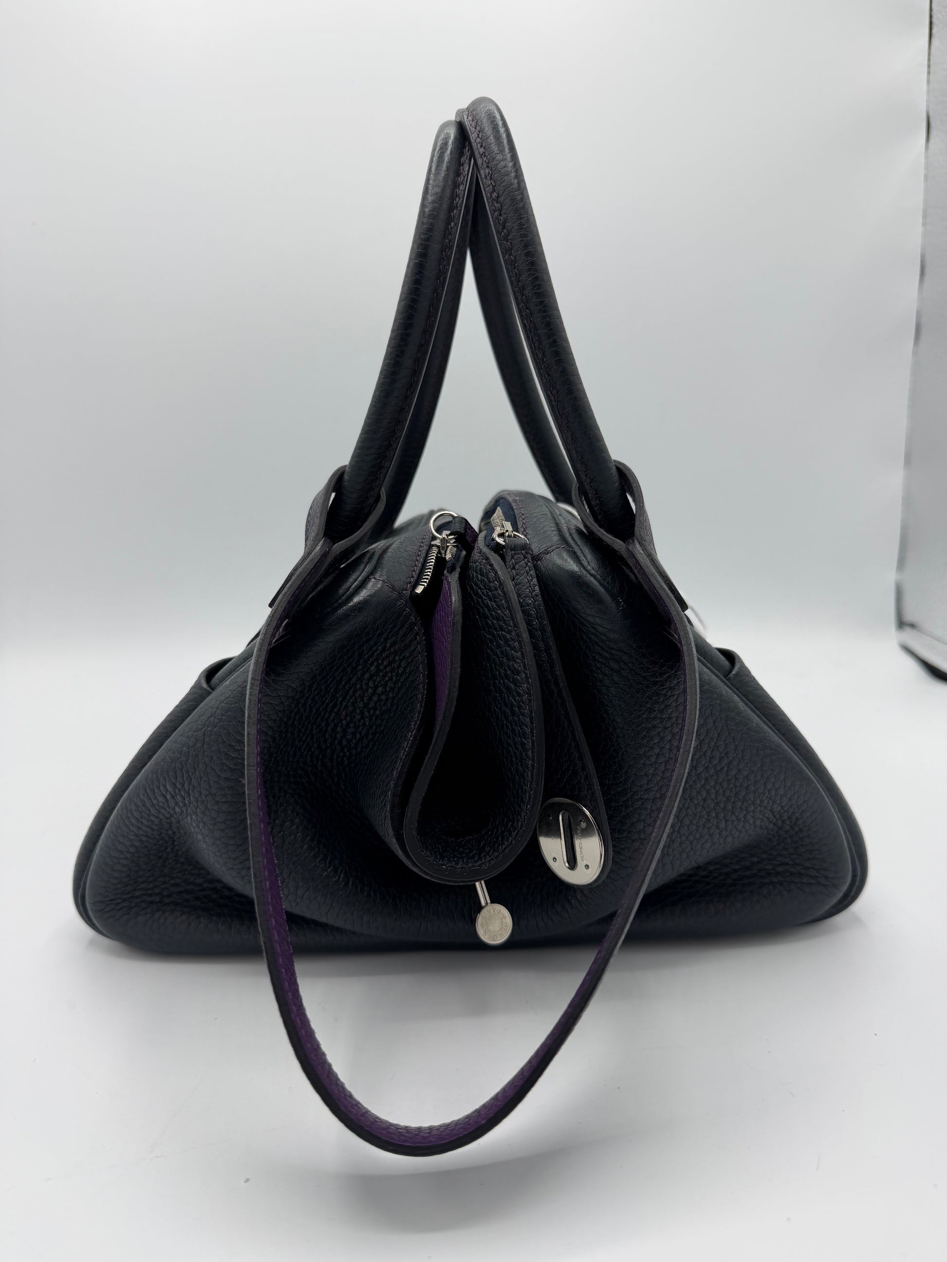 Lindy 26 shoulder bag in black Taurillon Clemence leather