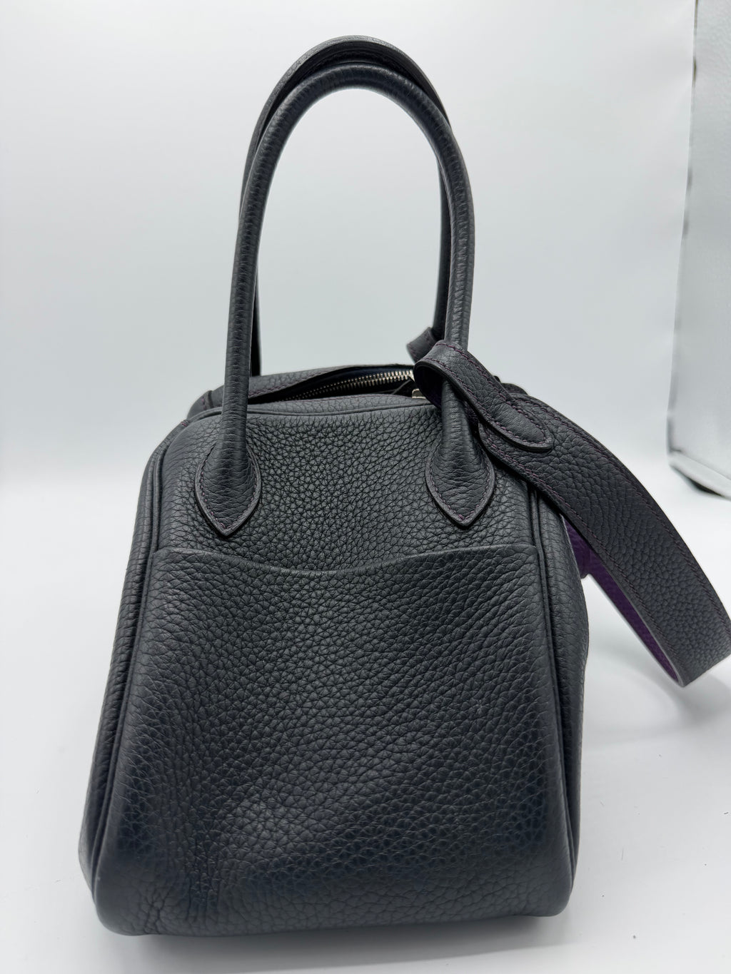 Lindy 26 shoulder bag in black Taurillon Clemence leather