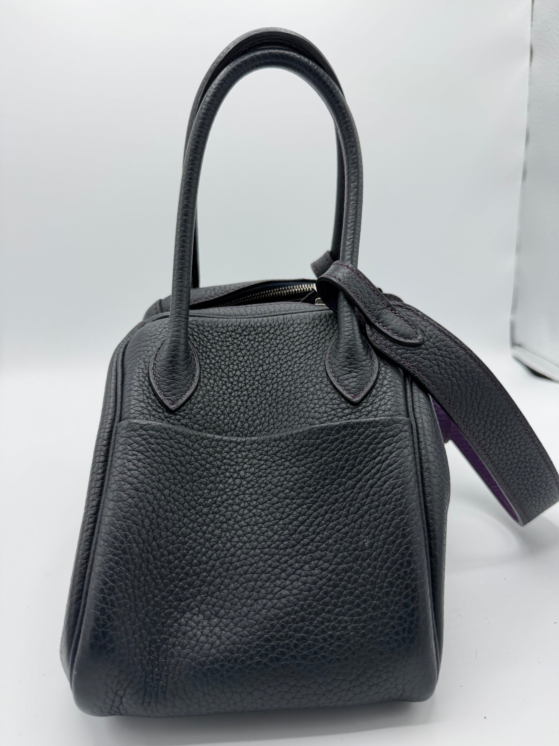 Lindy 26 shoulder bag in black Taurillon Clemence leather