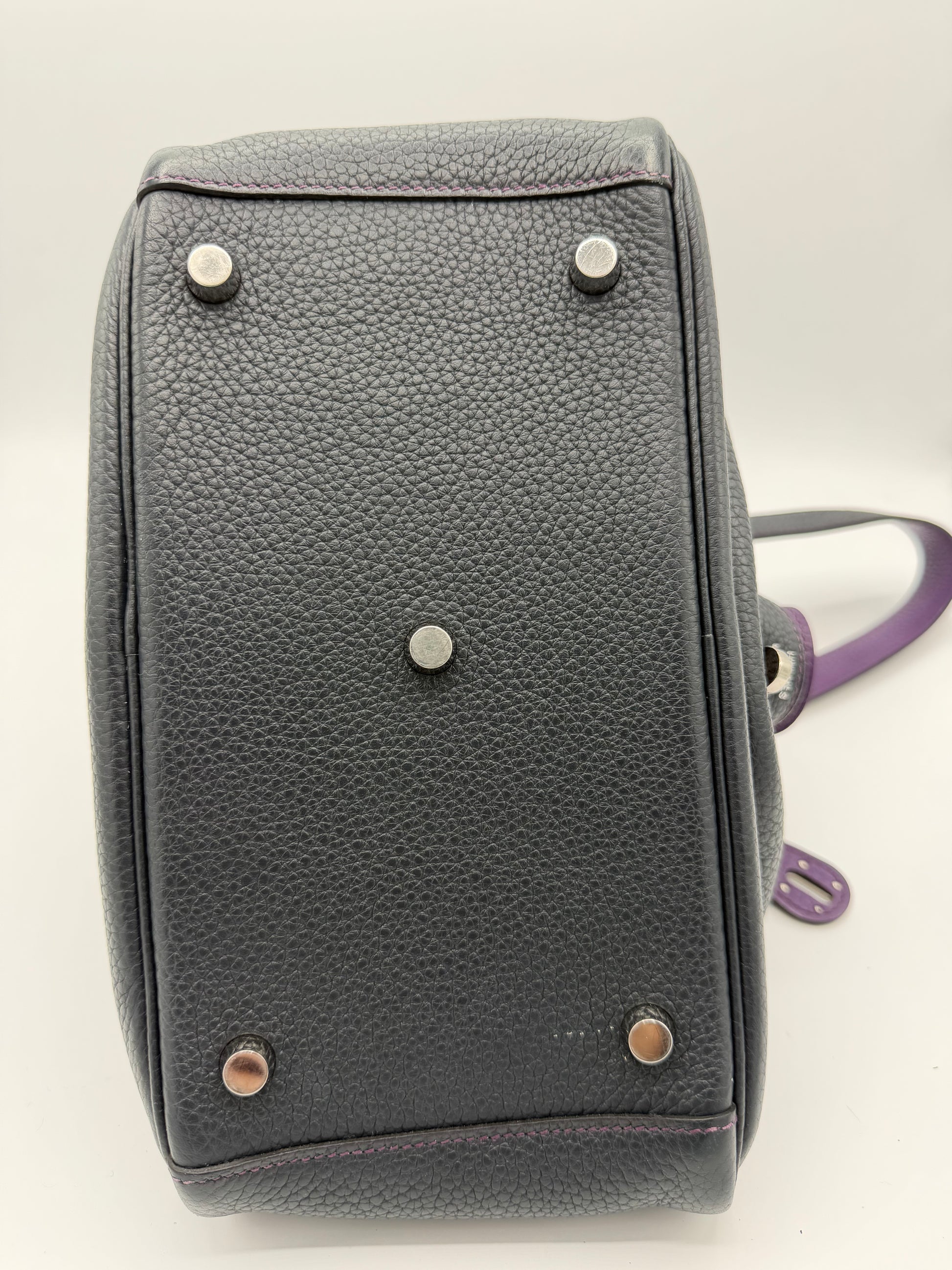 Lindy 26 shoulder bag in black Taurillon Clemence leather