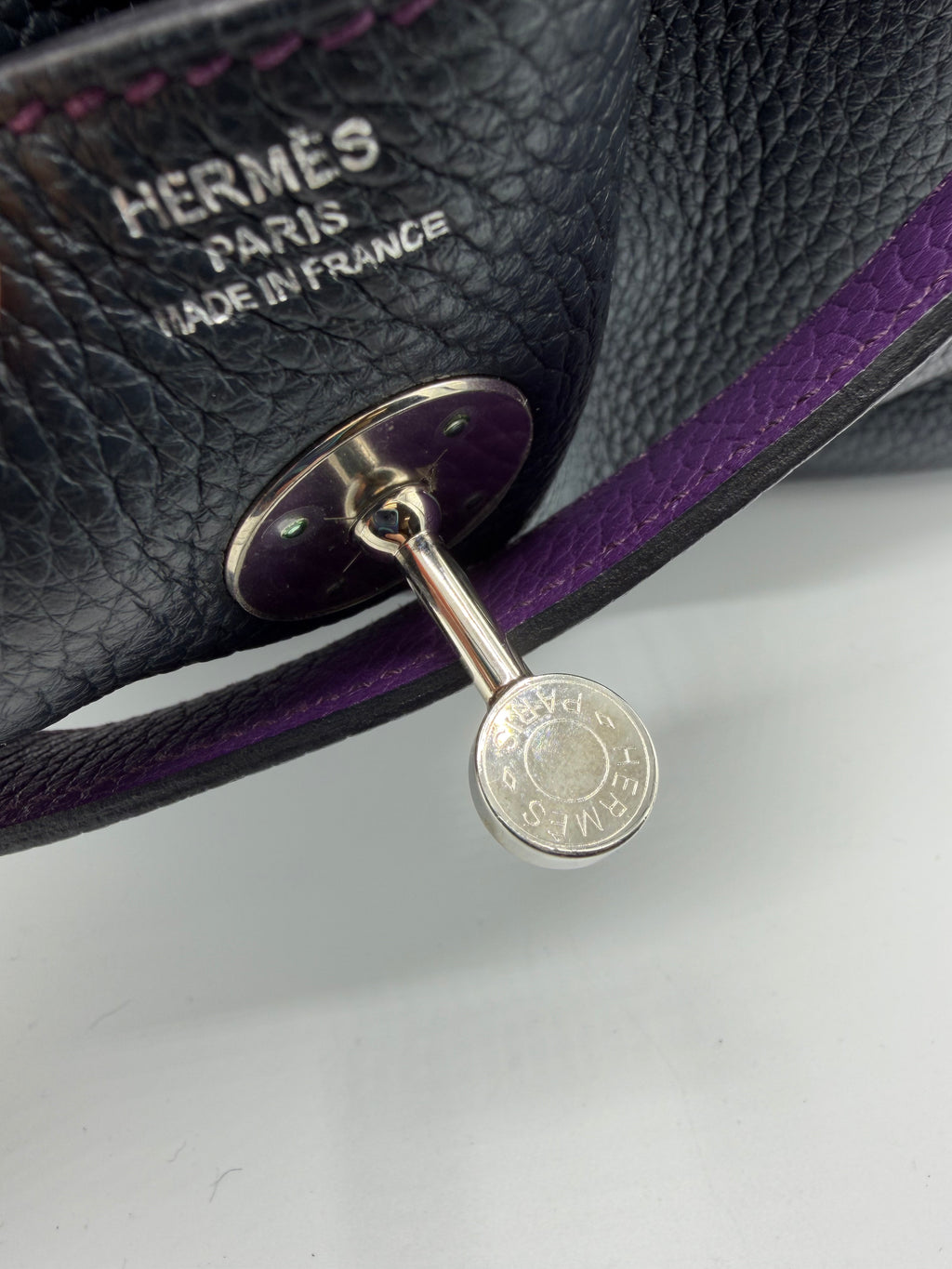 Lindy 26 shoulder bag in black Taurillon Clemence leather