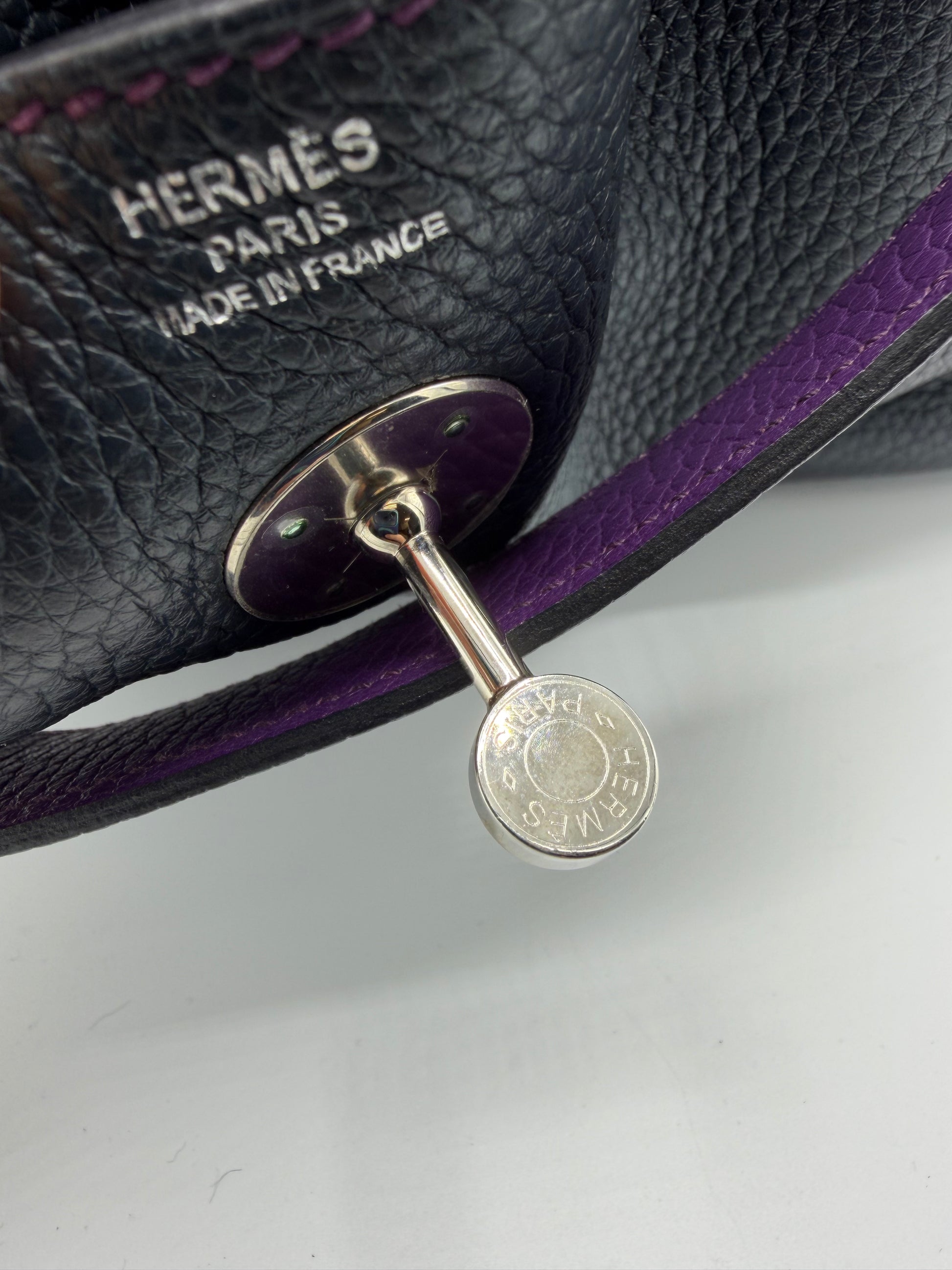 Lindy 26 shoulder bag in black Taurillon Clemence leather