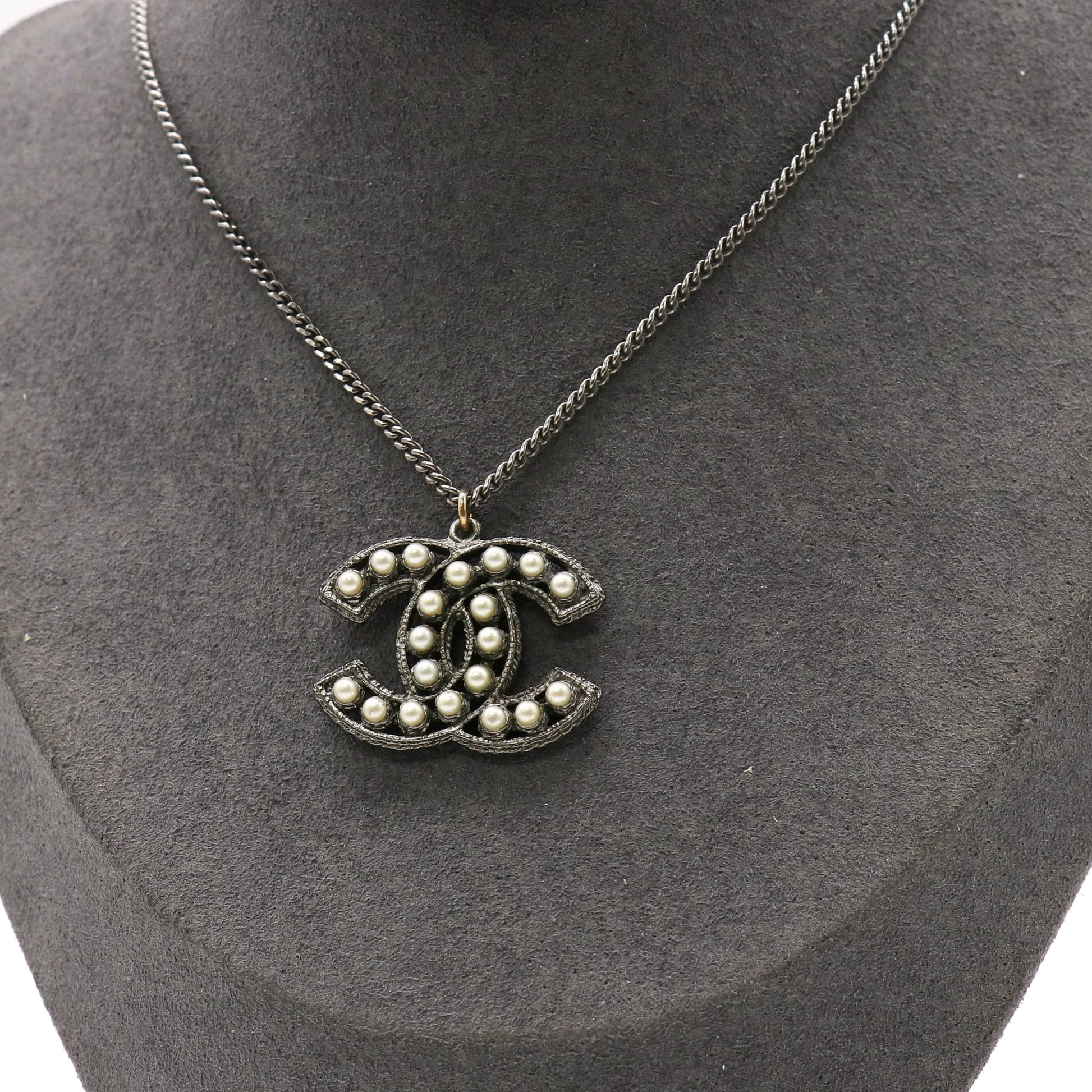 Chanel CC Faux Pearl Pendant Necklace twins LDZ575