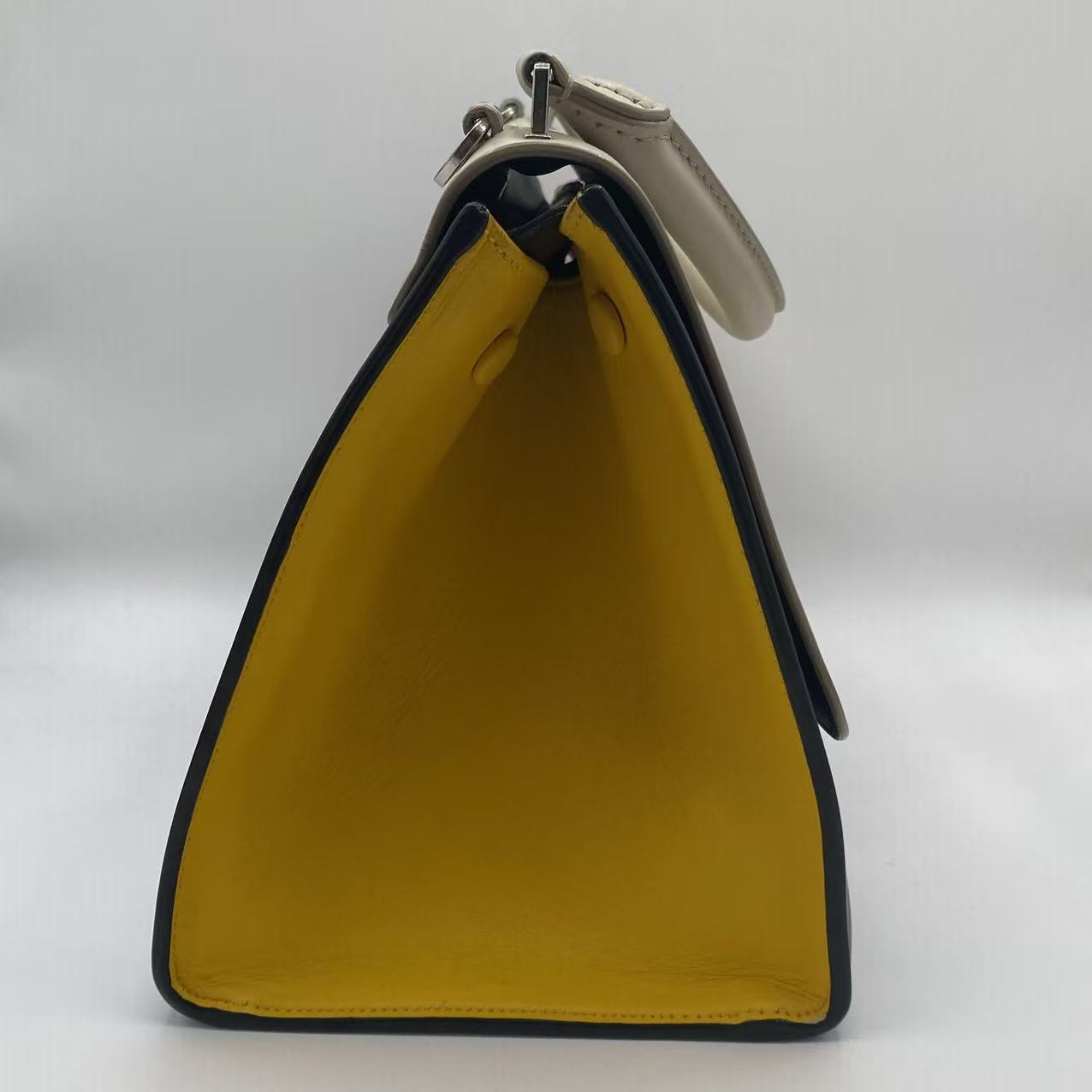 Trapèze leather handbag