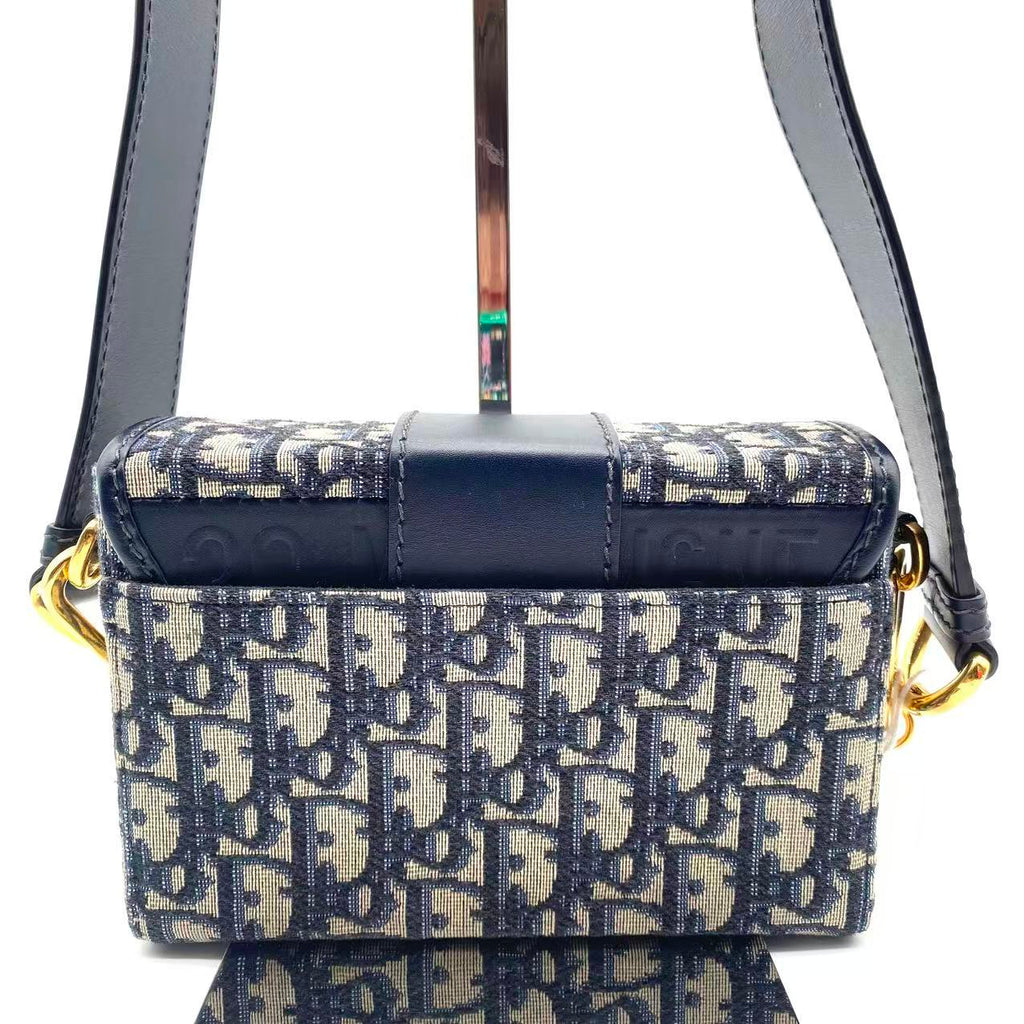 30 Montaigne Box Bag Oblique Canvas